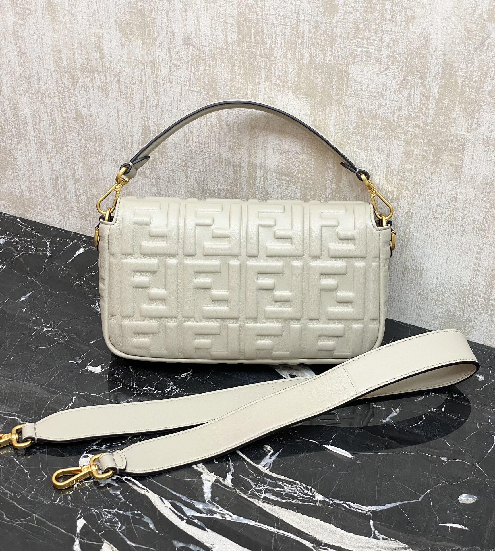 Fendi Light gray (in stock) You can understand the Baguette baguette bag by looking at the actual photos. The F family sheepskin baguette bag is