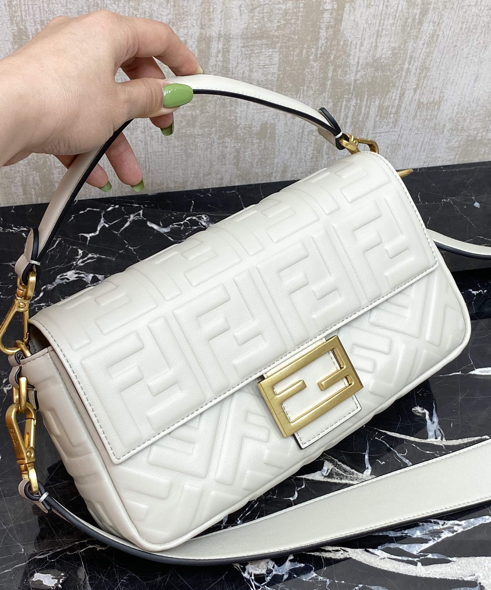 Fendi Off-white (ready in stock) details. You can understand the Baguette bag by looking at the actual photos.