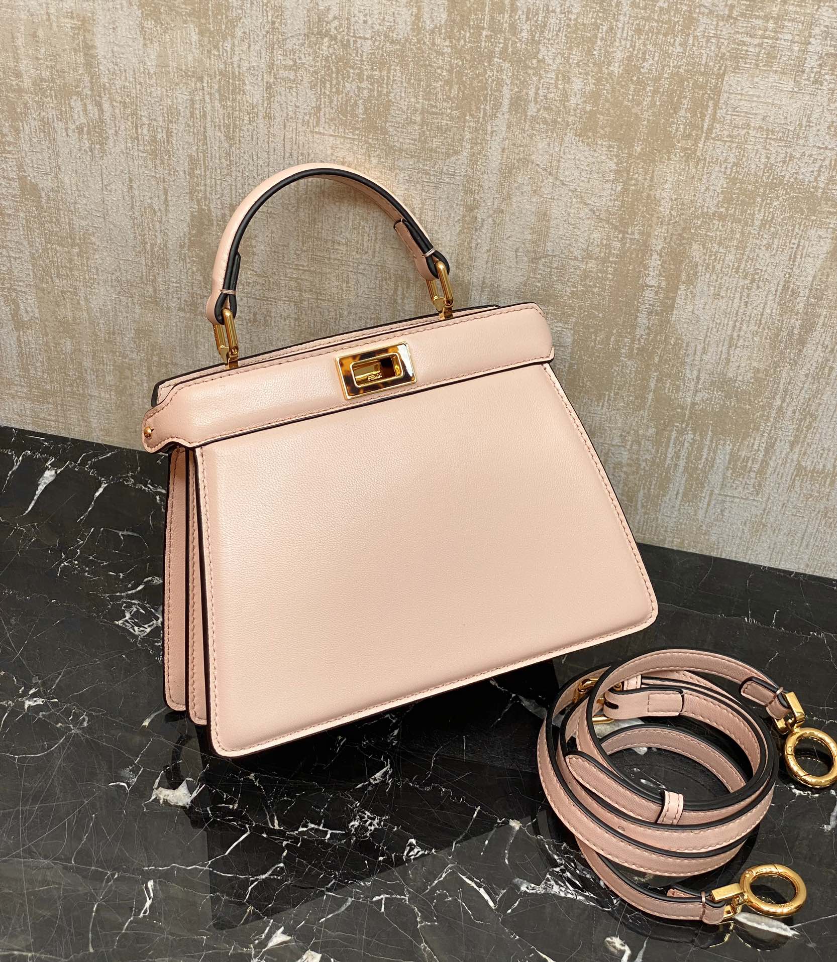 Fendi Details: 950 You can understand the peekaboo series by looking at the actual pictures