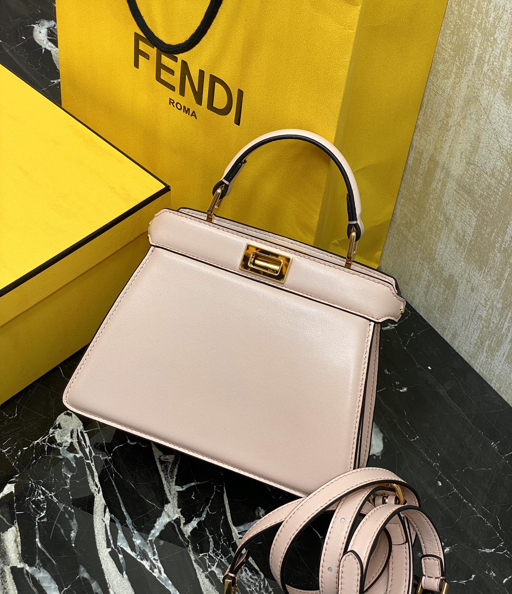 Fendi Details: 950 You can understand the peekaboo series by looking at the actual pictures