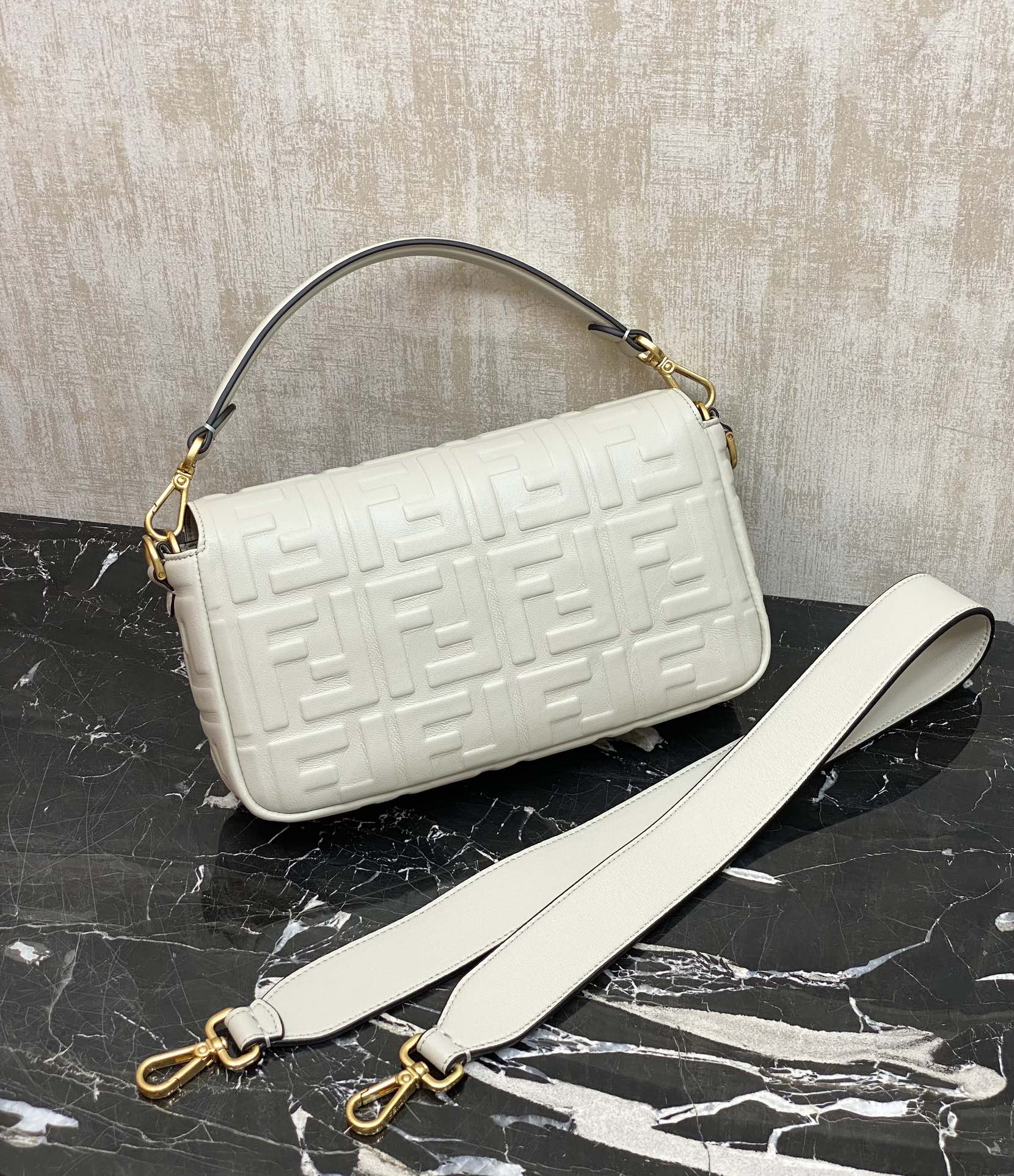 Fendi Off-white (in stock) You will understand by looking at the actual photos. The Baguette baguette bag is versatile and timeless. The bag is m
