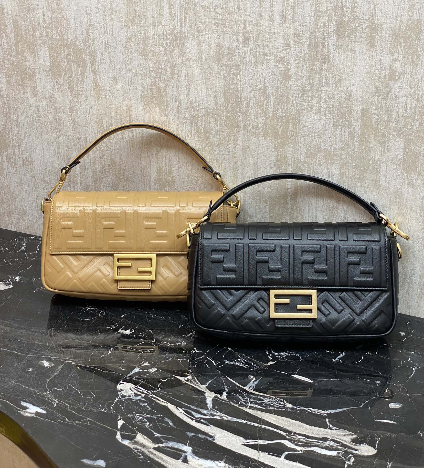 Fendi Collection: Just look at the real photos to understand the Baguette baguette bag. It is versatile and timeless. The bag is made of soft she