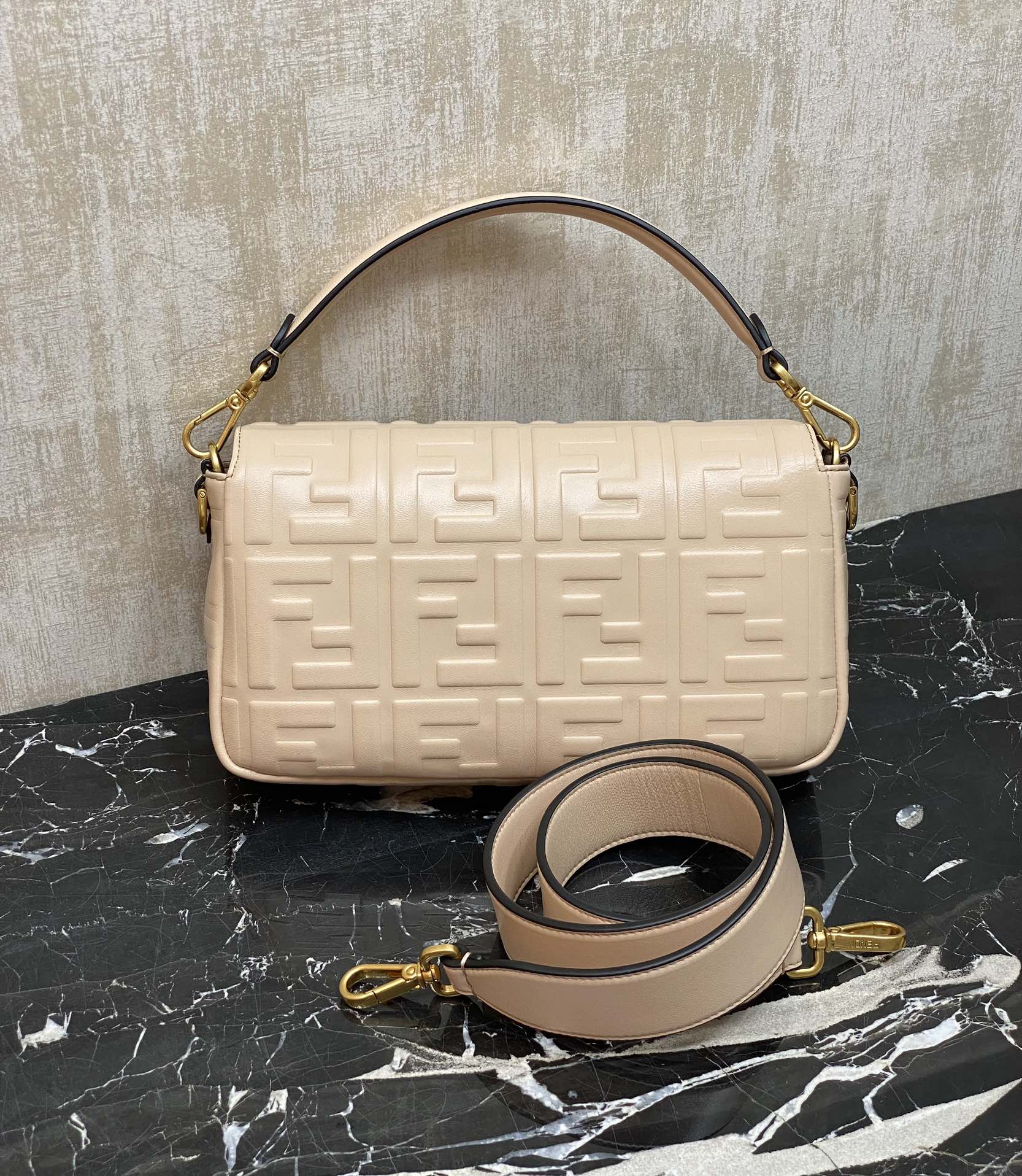 Fendi Jade color, you can understand the Baguette bag by looking at the actual pictures