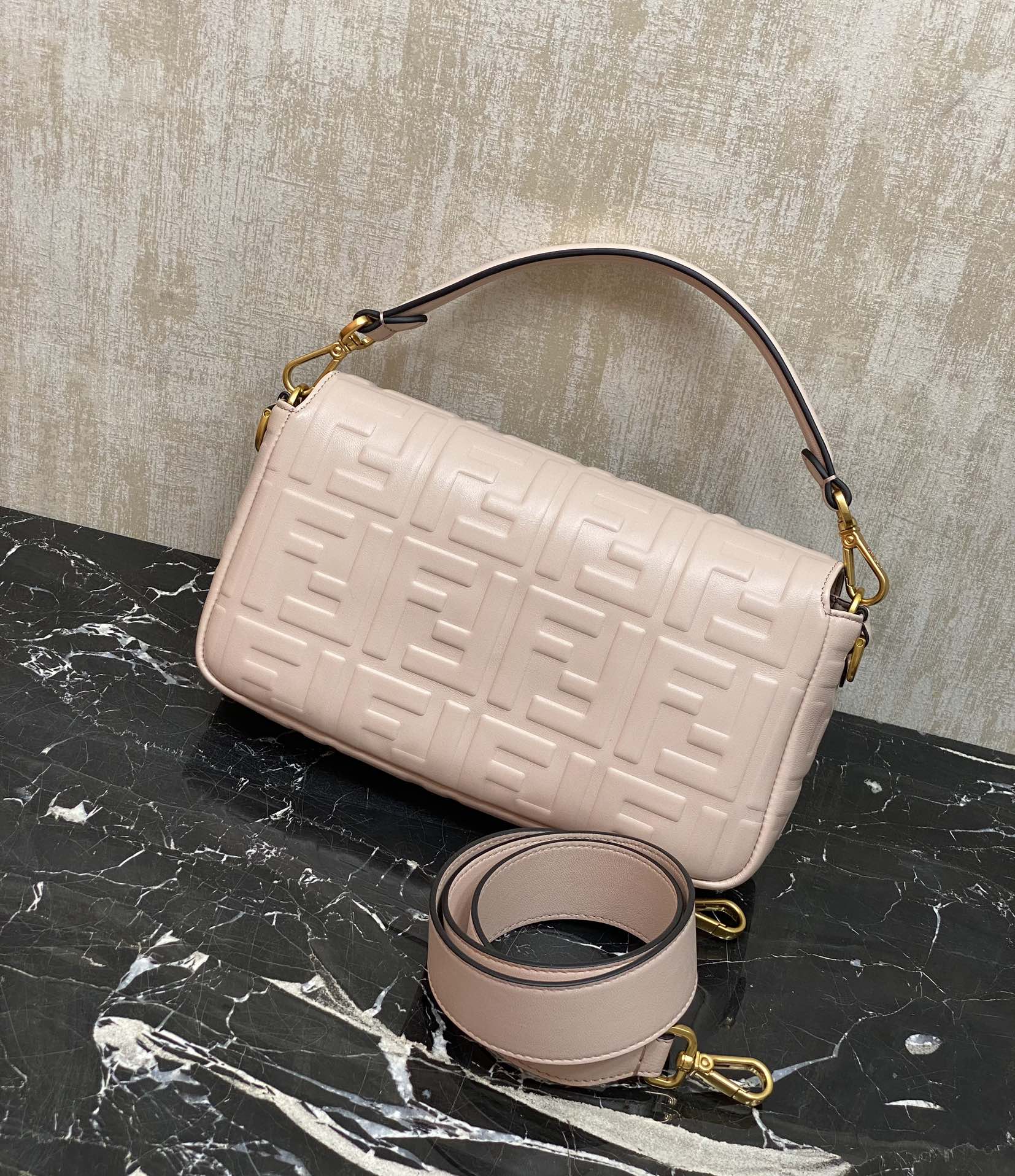 Fendi Light pink, you can understand the Baguette bag by looking at the actual pictures
