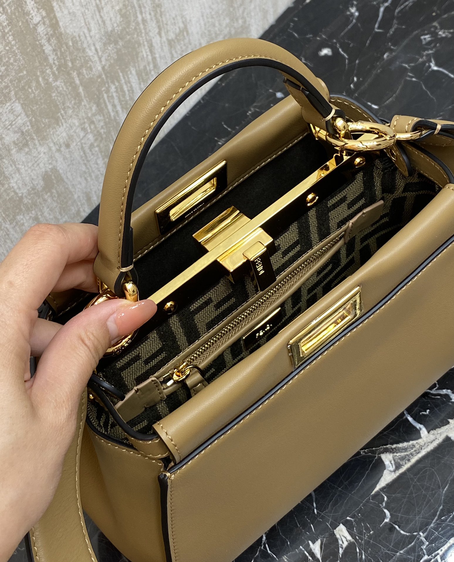 特级原厂💰950
现货🔥这个配色太绝了，内饰老花FF内里，原版皮，柔软有质感。Peekaboo系列,超实用，内外形成强烈封比，小牛皮皮质柔软轻盈。宋慧乔同款
尺寸：23✖️18✖️11cm
编号244F