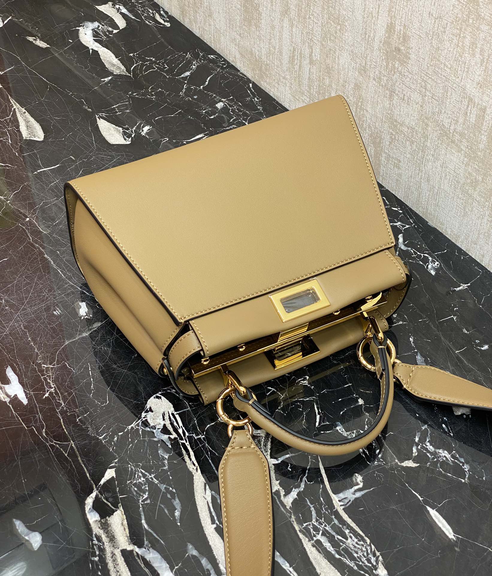 特级原厂💰950
现货🔥这个配色太绝了，内饰老花FF内里，原版皮，柔软有质感。Peekaboo系列,超实用，内外形成强烈封比，小牛皮皮质柔软轻盈。宋慧乔同款
尺寸：23✖️18✖️11cm
编号244F