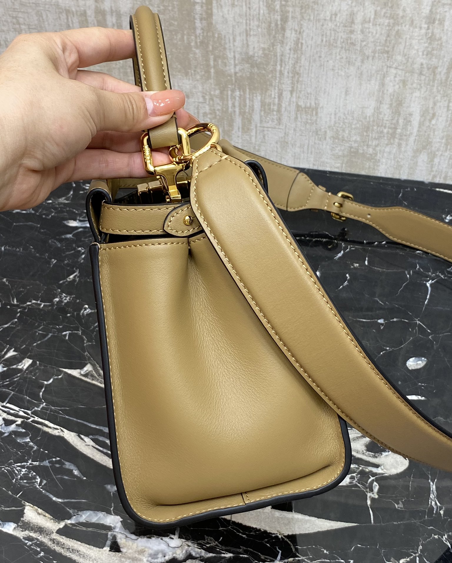 特级原厂💰950
现货🔥这个配色太绝了，内饰老花FF内里，原版皮，柔软有质感。Peekaboo系列,超实用，内外形成强烈封比，小牛皮皮质柔软轻盈。宋慧乔同款
尺寸：23✖️18✖️11cm
编号244F