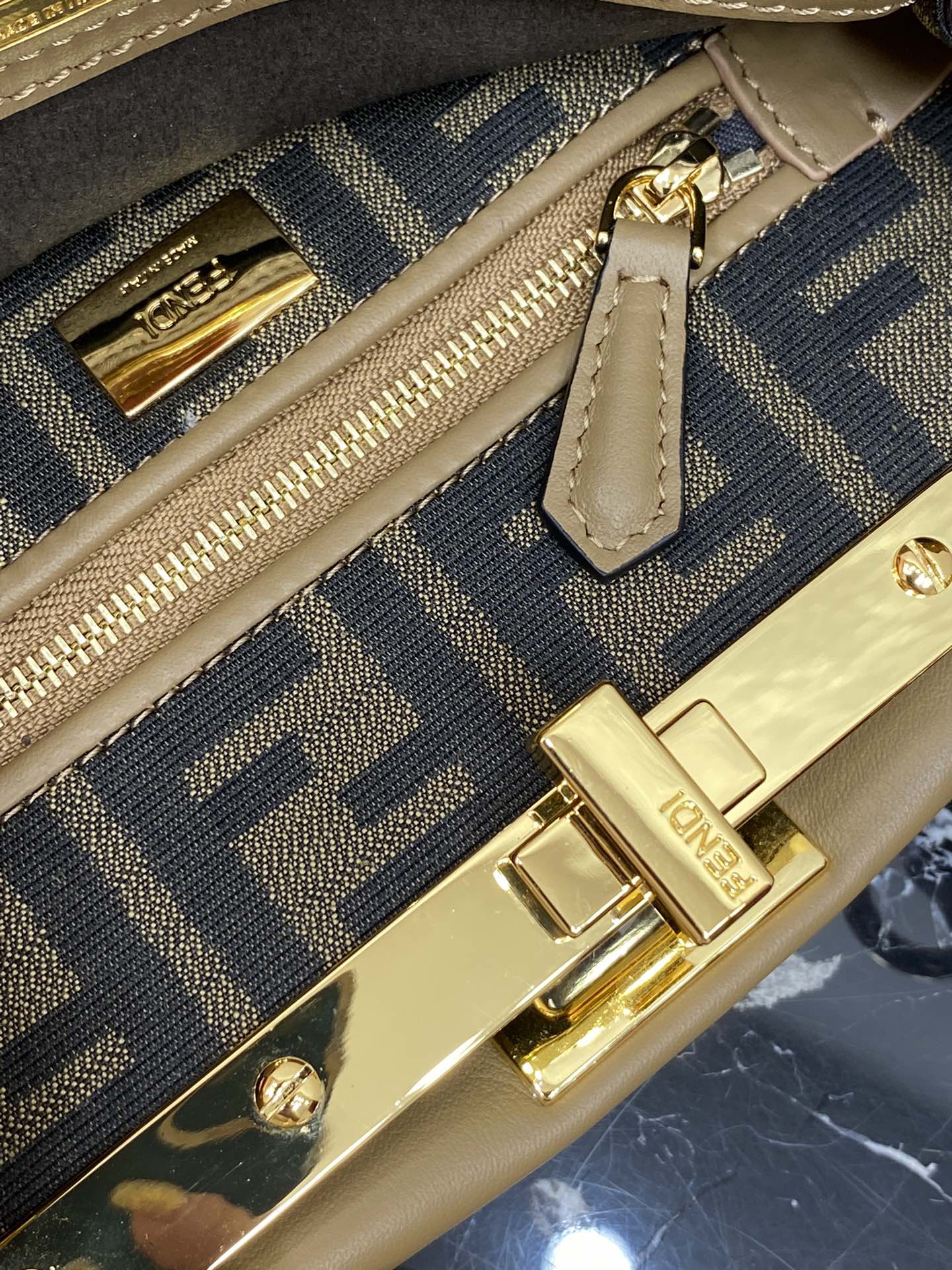 特级原厂💰950
现货🔥这个配色太绝了，内饰老花FF内里，原版皮，柔软有质感。Peekaboo系列,超实用，内外形成强烈封比，小牛皮皮质柔软轻盈。宋慧乔同款
尺寸：23✖️18✖️11cm
编号244F