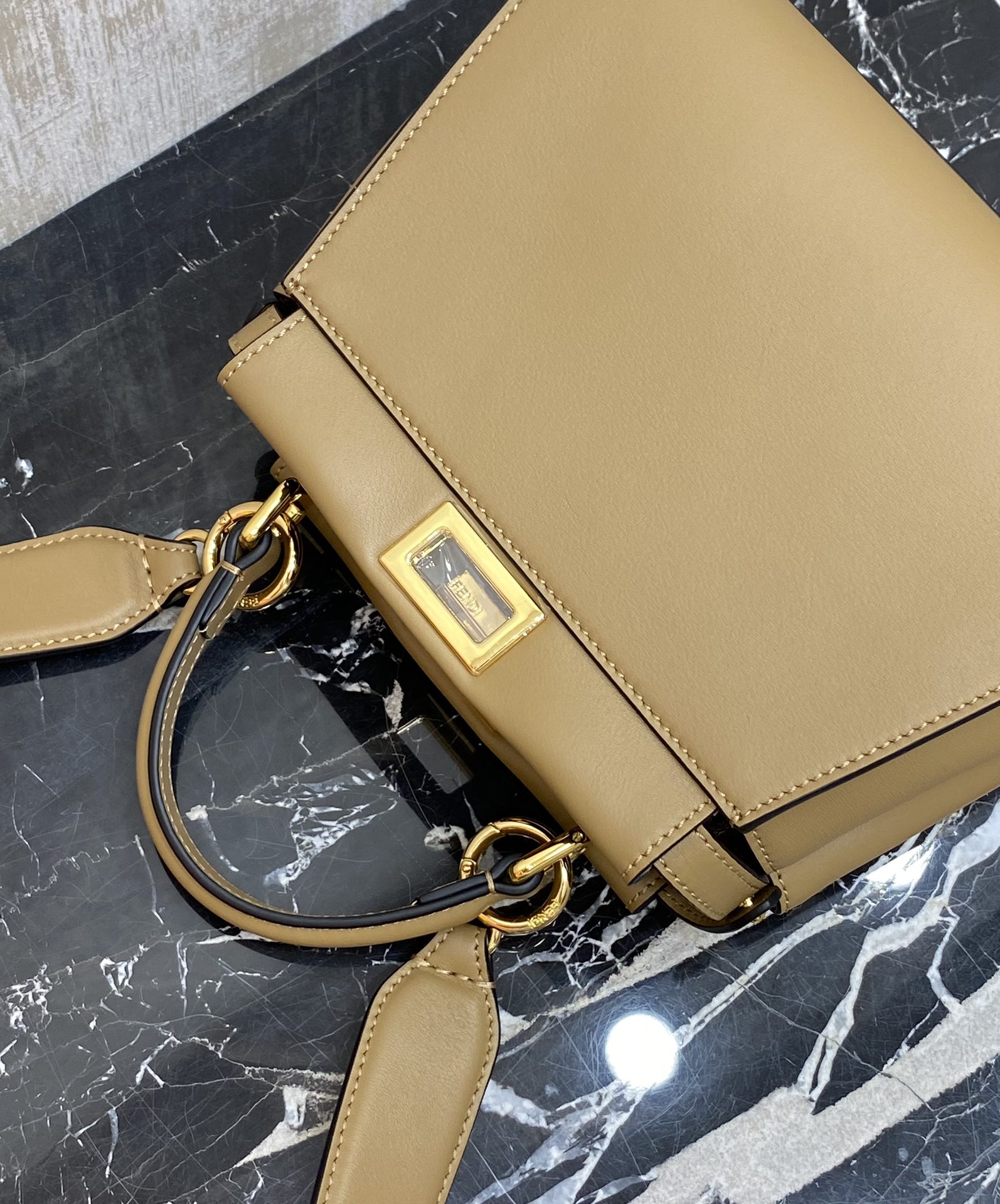 特级原厂💰950
现货🔥这个配色太绝了，内饰老花FF内里，原版皮，柔软有质感。Peekaboo系列,超实用，内外形成强烈封比，小牛皮皮质柔软轻盈。宋慧乔同款
尺寸：23✖️18✖️11cm
编号244F