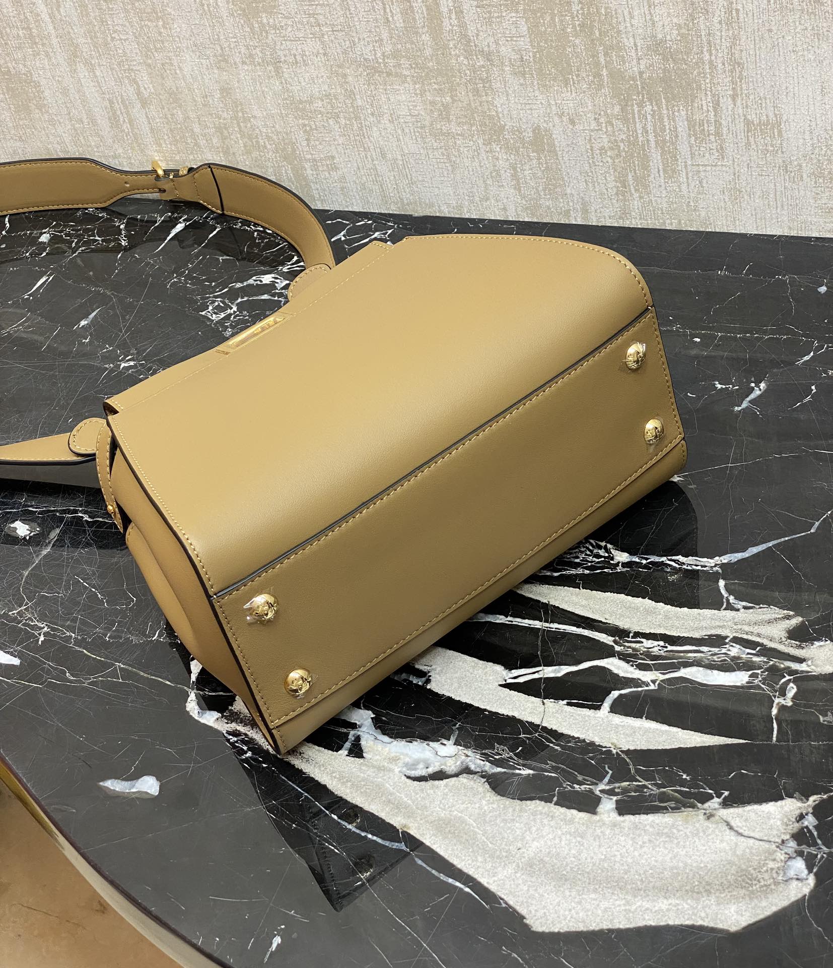 特级原厂💰950
现货🔥这个配色太绝了，内饰老花FF内里，原版皮，柔软有质感。Peekaboo系列,超实用，内外形成强烈封比，小牛皮皮质柔软轻盈。宋慧乔同款
尺寸：23✖️18✖️11cm
编号244F