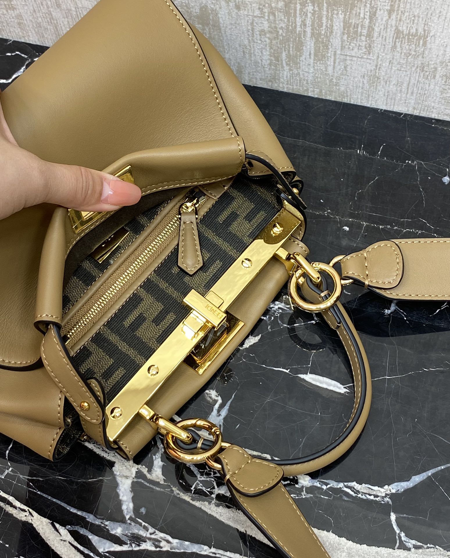 特级原厂💰950
现货🔥这个配色太绝了，内饰老花FF内里，原版皮，柔软有质感。Peekaboo系列,超实用，内外形成强烈封比，小牛皮皮质柔软轻盈。宋慧乔同款
尺寸：23✖️18✖️11cm
编号244F