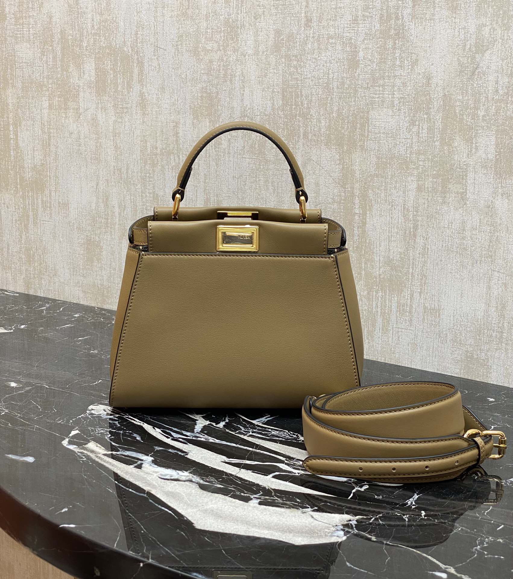 特级原厂💰950
现货🔥这个配色太绝了，内饰老花FF内里，原版皮，柔软有质感。Peekaboo系列,超实用，内外形成强烈封比，小牛皮皮质柔软轻盈。宋慧乔同款
尺寸：23✖️18✖️11cm
编号244F