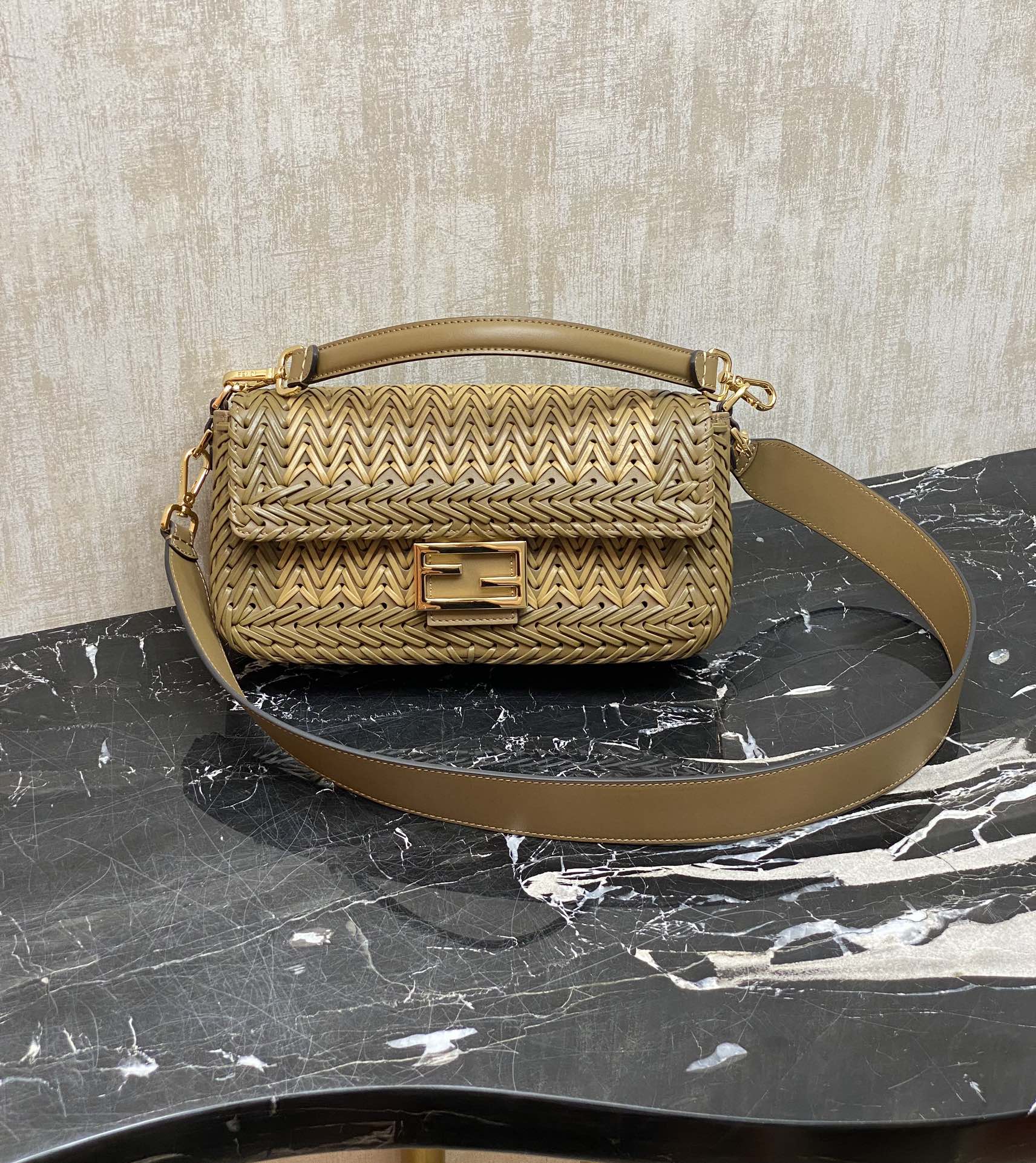 Yes, store details: Fendis iconic Baguette handbag, hand-woven with full cowhide material, unique color matching, not boring, embellished with FF