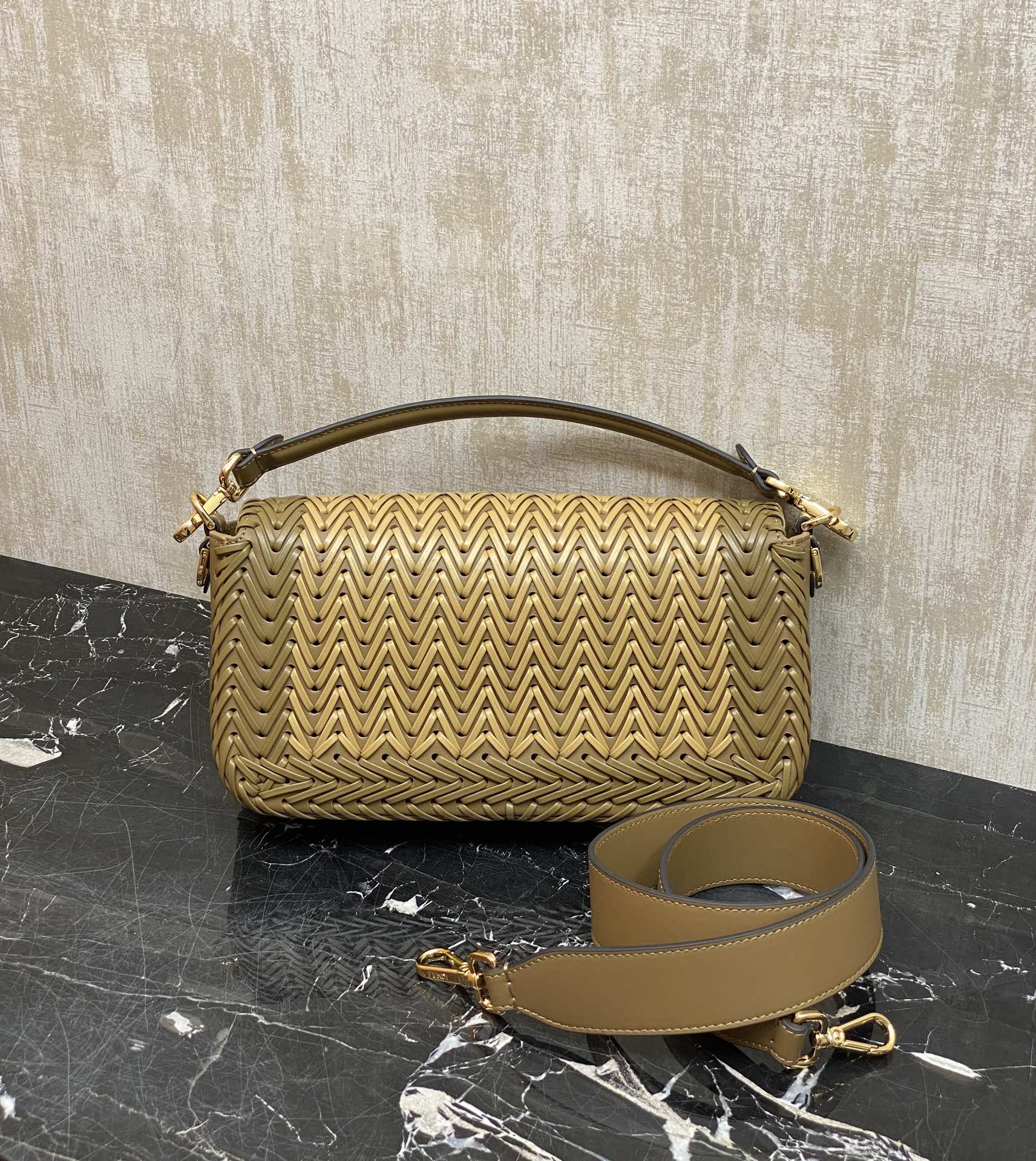 Yes, store details: Fendis iconic Baguette handbag, hand-woven with full cowhide material, unique color matching, not boring, embellished with FF