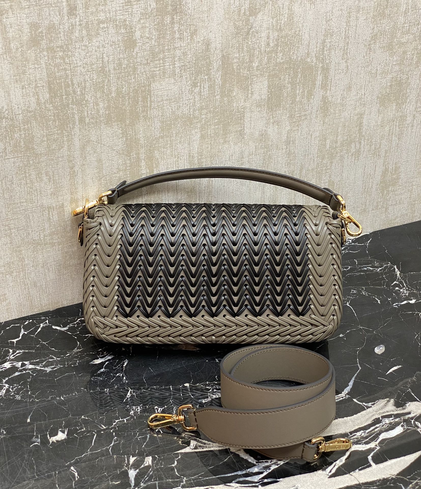 Yes, store details: Fendis iconic Baguette handbag, hand-woven with full cowhide material, unique color matching, not boring, embellished with FF