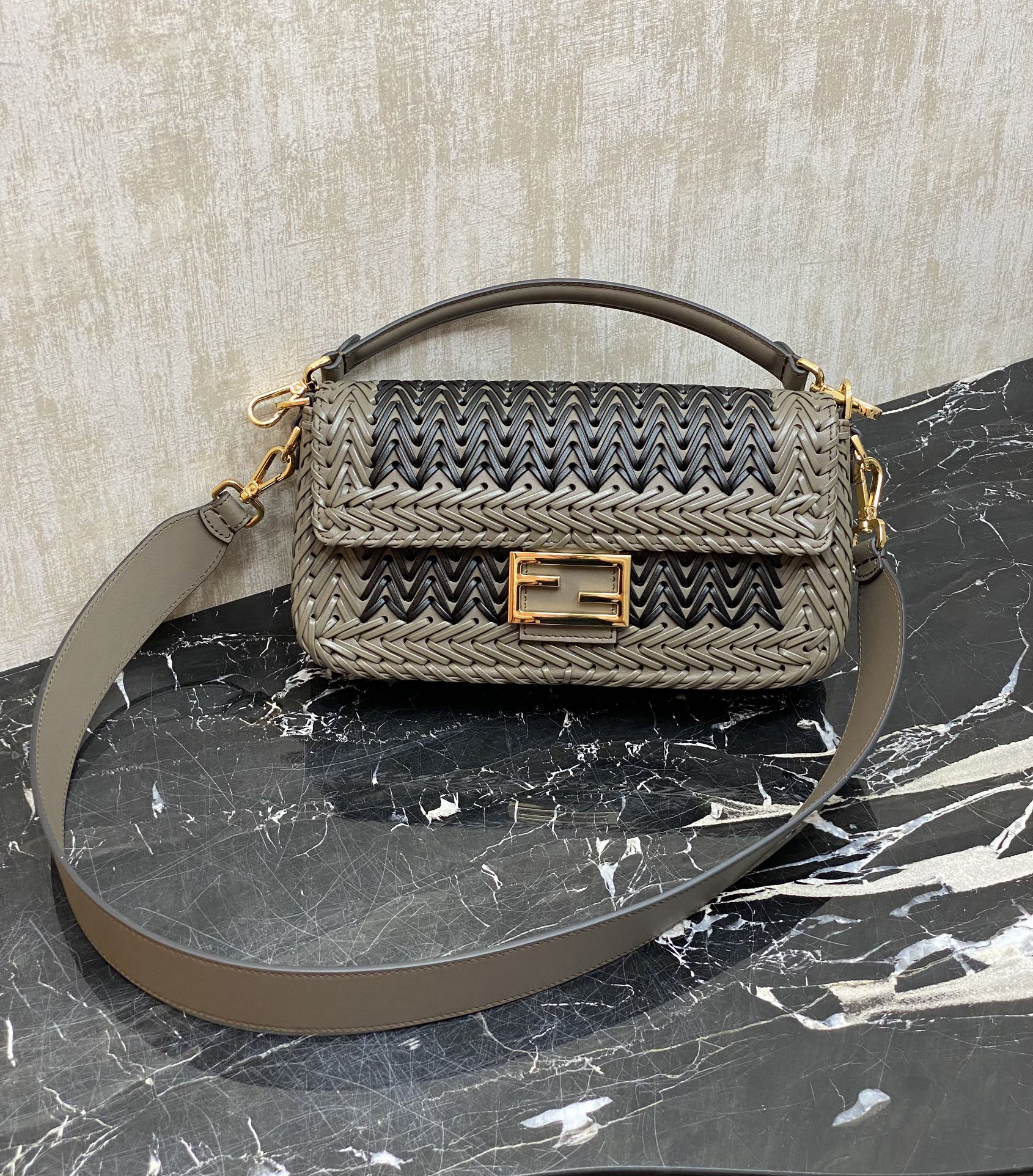 Yes, store details: Fendis iconic Baguette handbag, hand-woven with full cowhide material, unique color matching, not boring, embellished with FF