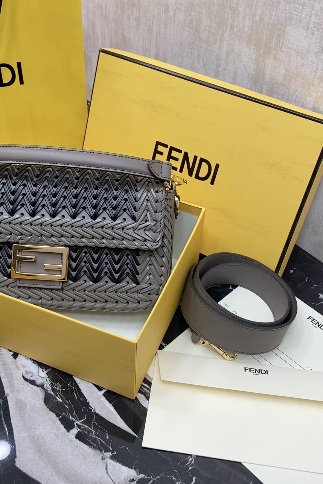 Fendi The F familys iconic Baguette handbag is made of hand-woven cowhide, with unique color matching that does not look dull. It is decorated wi