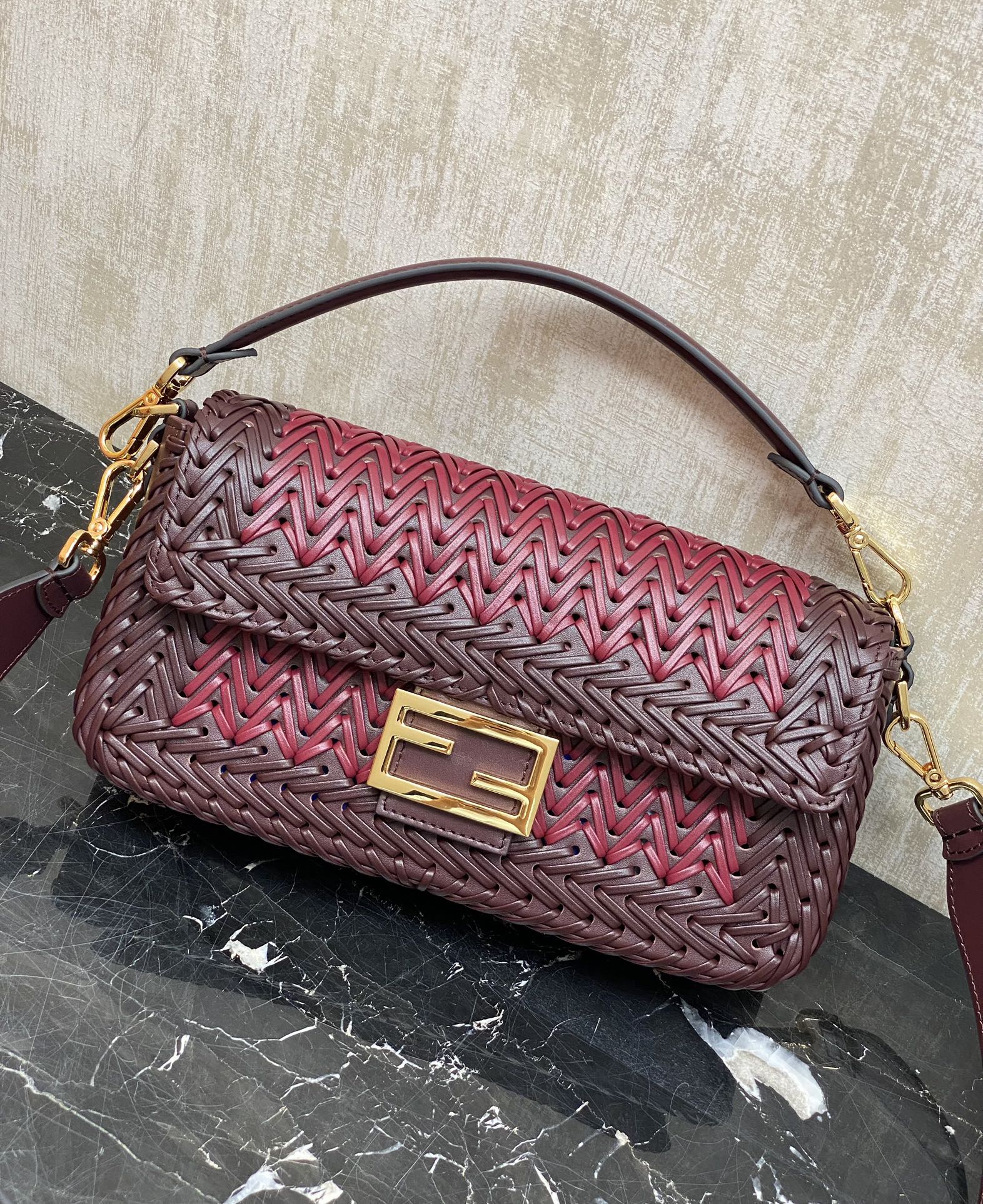 Matching counter details: Fendi's iconic Baguette handbag, hand-woven with full cowhide material, unique color matching, not boring, embellished