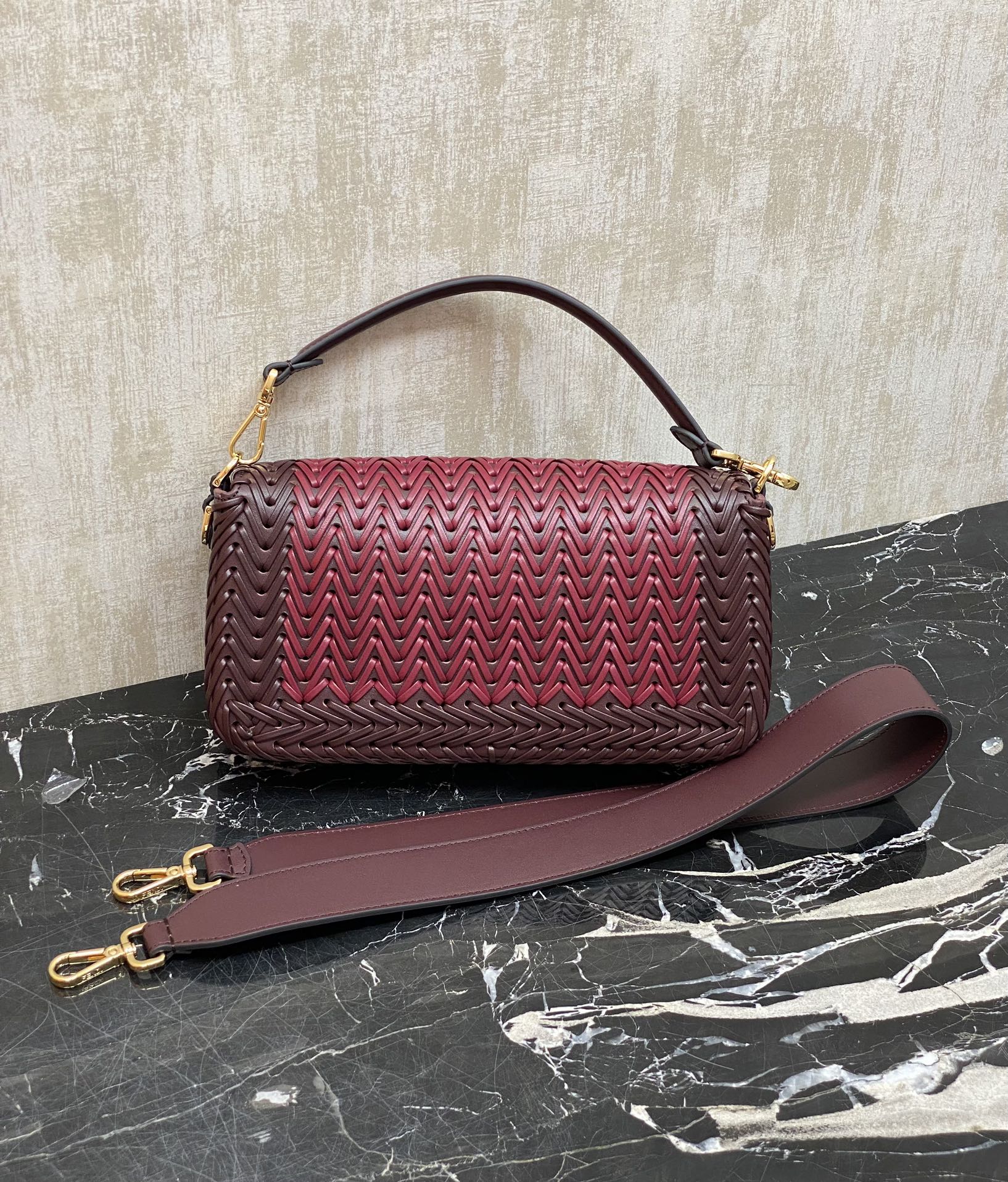 Matching counter details: Fendi's iconic Baguette handbag, hand-woven with full cowhide material, unique color matching, not boring, embellished