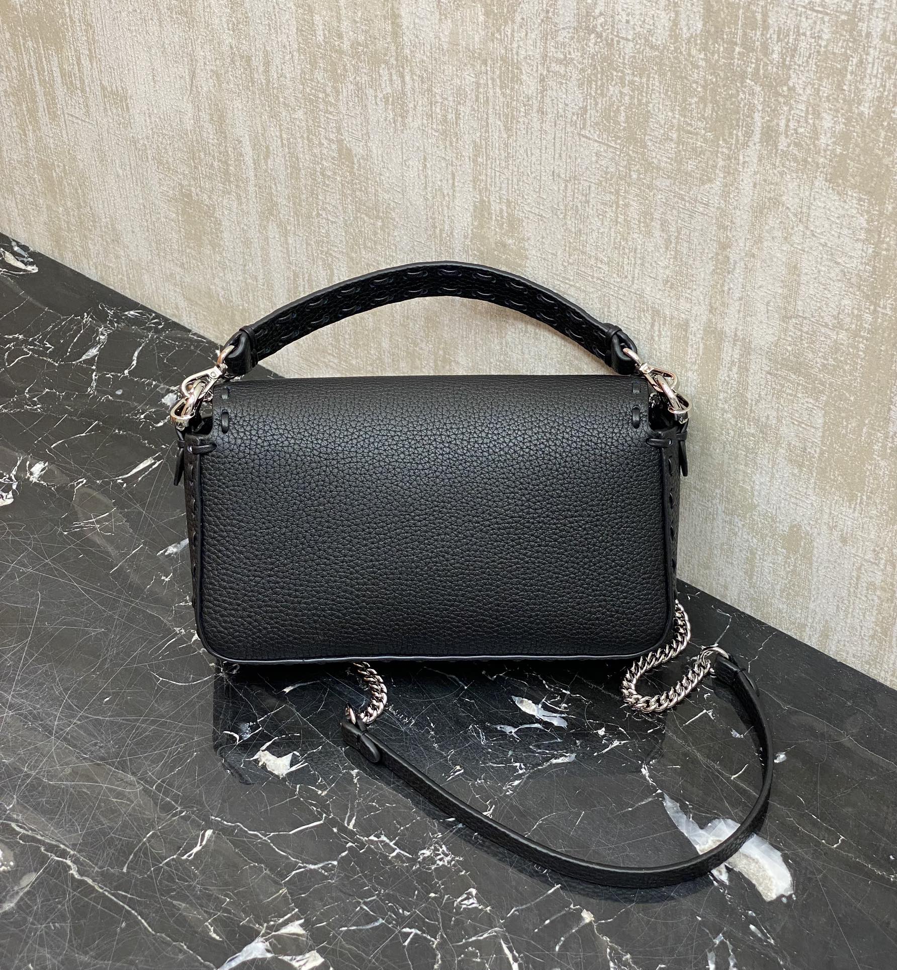 特级原厂💰780
现货🔥特级原厂Baguette手袋黑色牛皮手袋
IconicBaguette迷你手袋，荔枝纹材质，手袋配有可拆卸式手柄和链式肩带，可手提、肩背或斜挎。
材质:外层:原版皮
内里:小羊皮
尺寸：深度:4长度:19高度:11.5
编号：017手缝