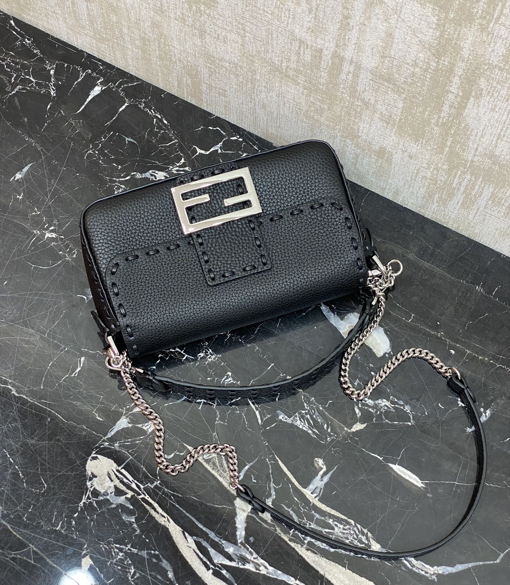 特级原厂💰780
现货🔥特级原厂Baguette手袋黑色牛皮手袋
IconicBaguette迷你手袋，荔枝纹材质，手袋配有可拆卸式手柄和链式肩带，可手提、肩背或斜挎。
材质:外层:原版皮
内里:小羊皮
尺寸：深度:4长度:19高度:11.5
编号：017手缝