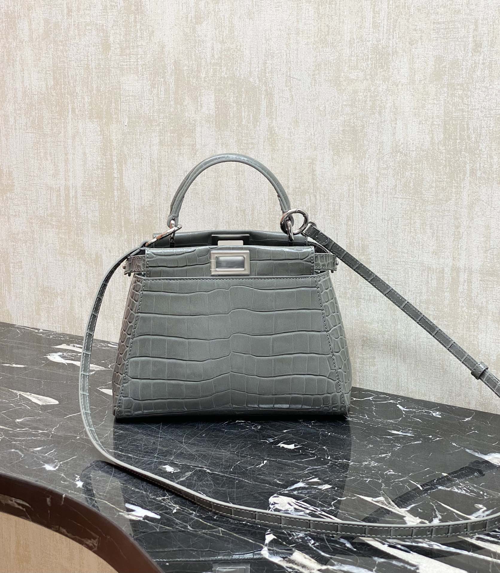 Fendi Details: Ready stock Upgraded version You can understand the Baguette bag by looking at the actual pictures