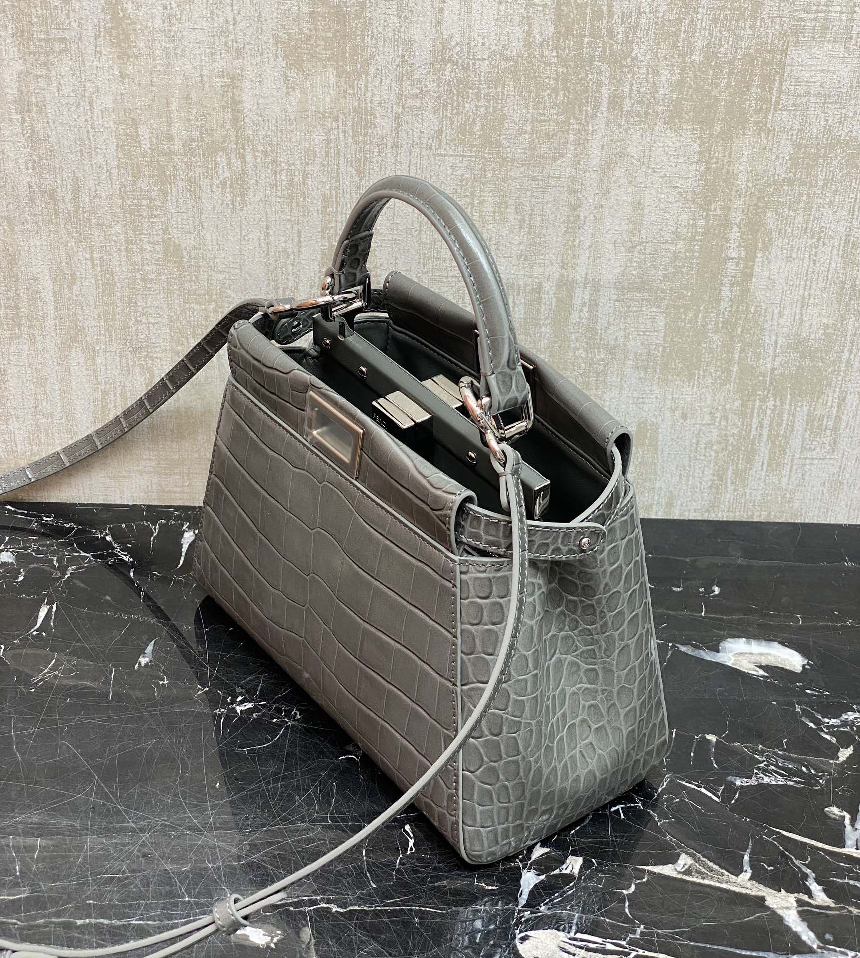Fendi Details: Ready stock Upgraded version You can understand the Baguette bag by looking at the actual pictures