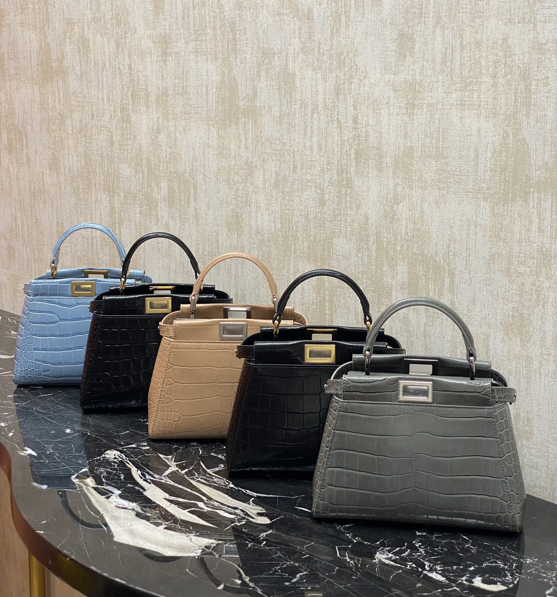 Fendi Collection: Ready stock Upgraded version You can understand the Baguette bag by looking at the actual pictures
