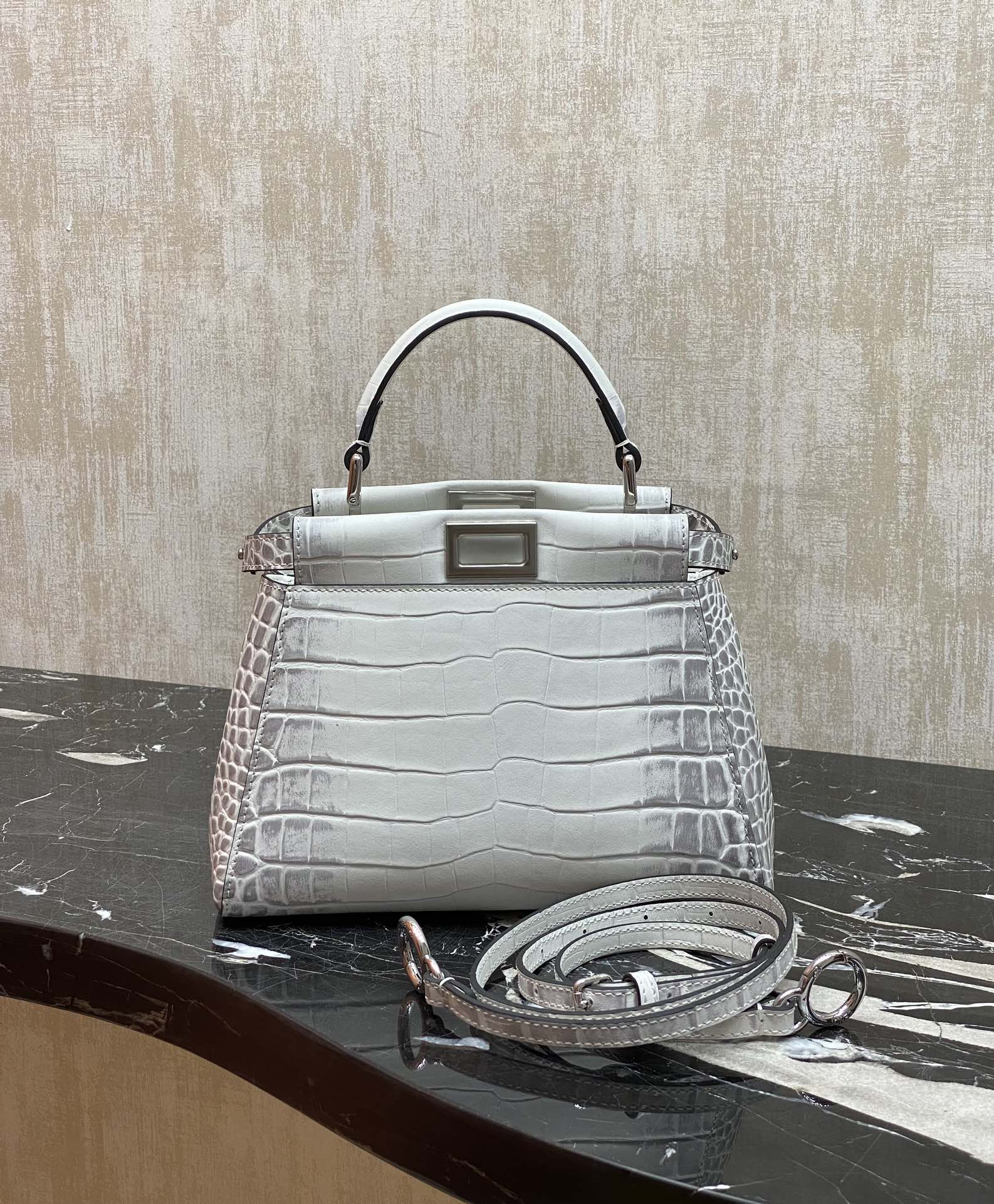 Fendi Details: Ready stock Upgraded version You can understand the Baguette bag by looking at the actual pictures