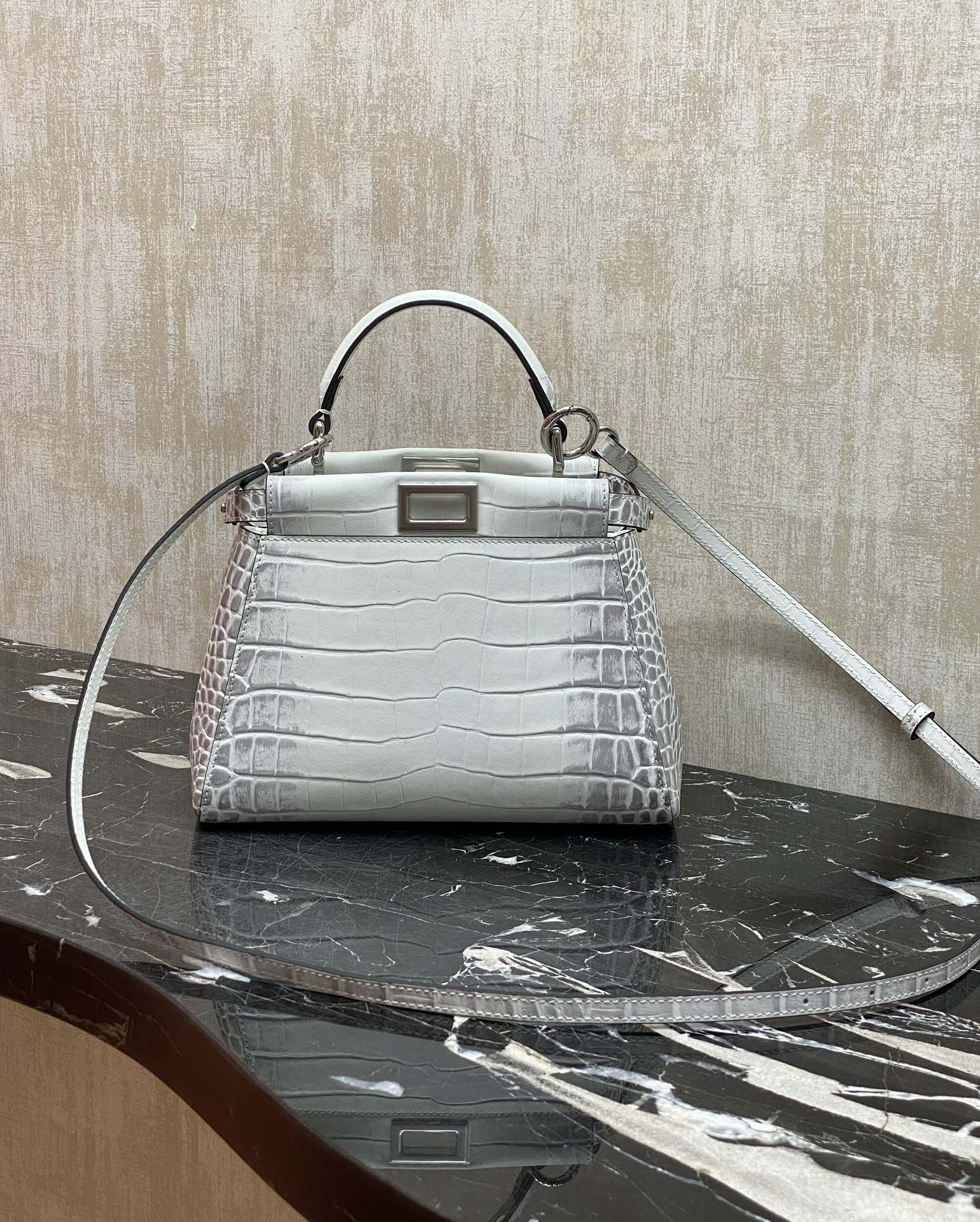 Fendi Details: Ready stock Upgraded version You can understand the Baguette bag by looking at the actual pictures
