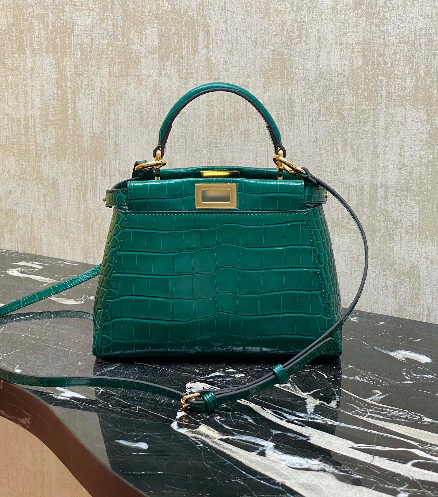 Fendi Details: Ready stock Upgraded version You can understand the Baguette bag by looking at the actual pictures