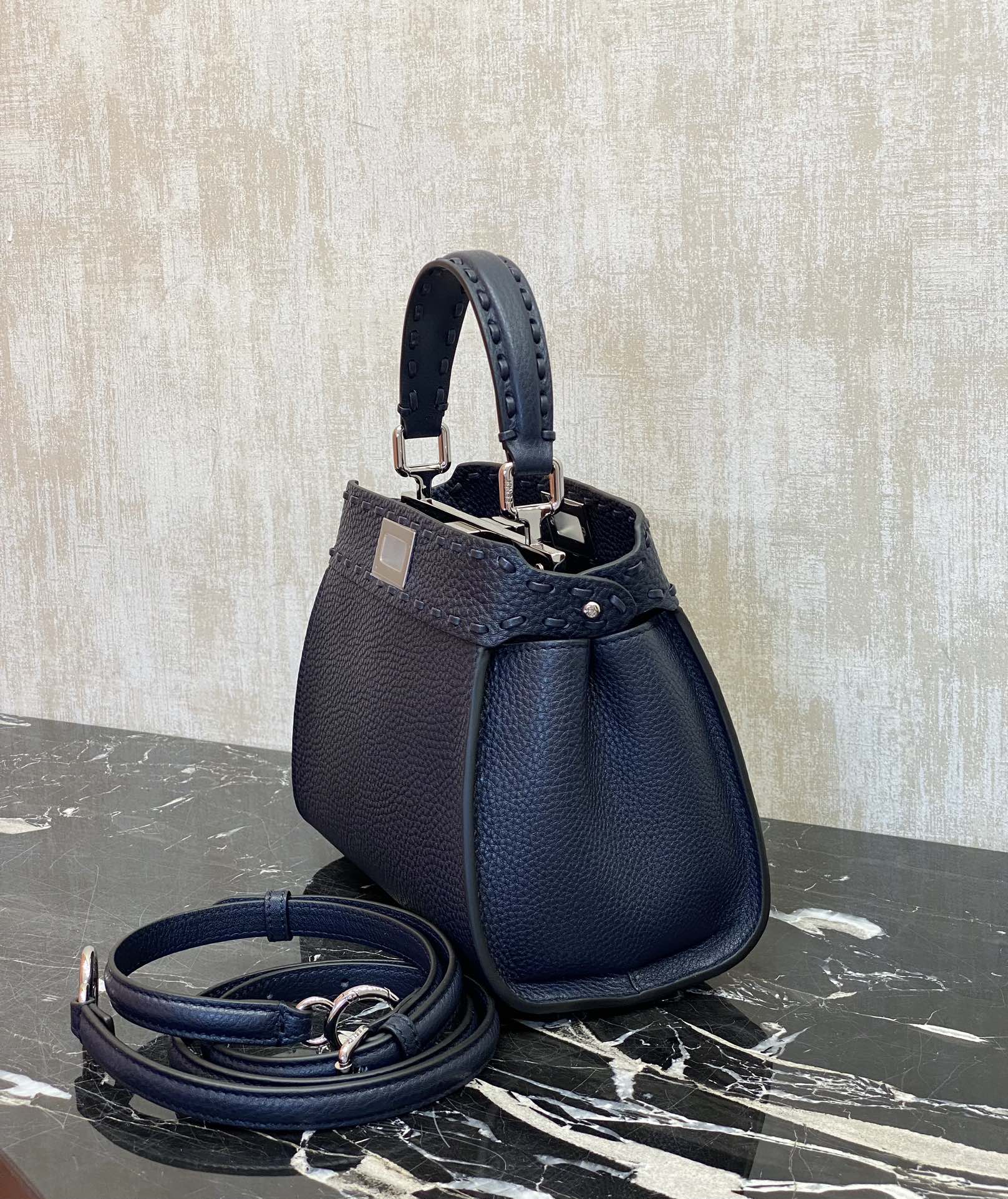 Fendi High-grade pebbled cowhide material