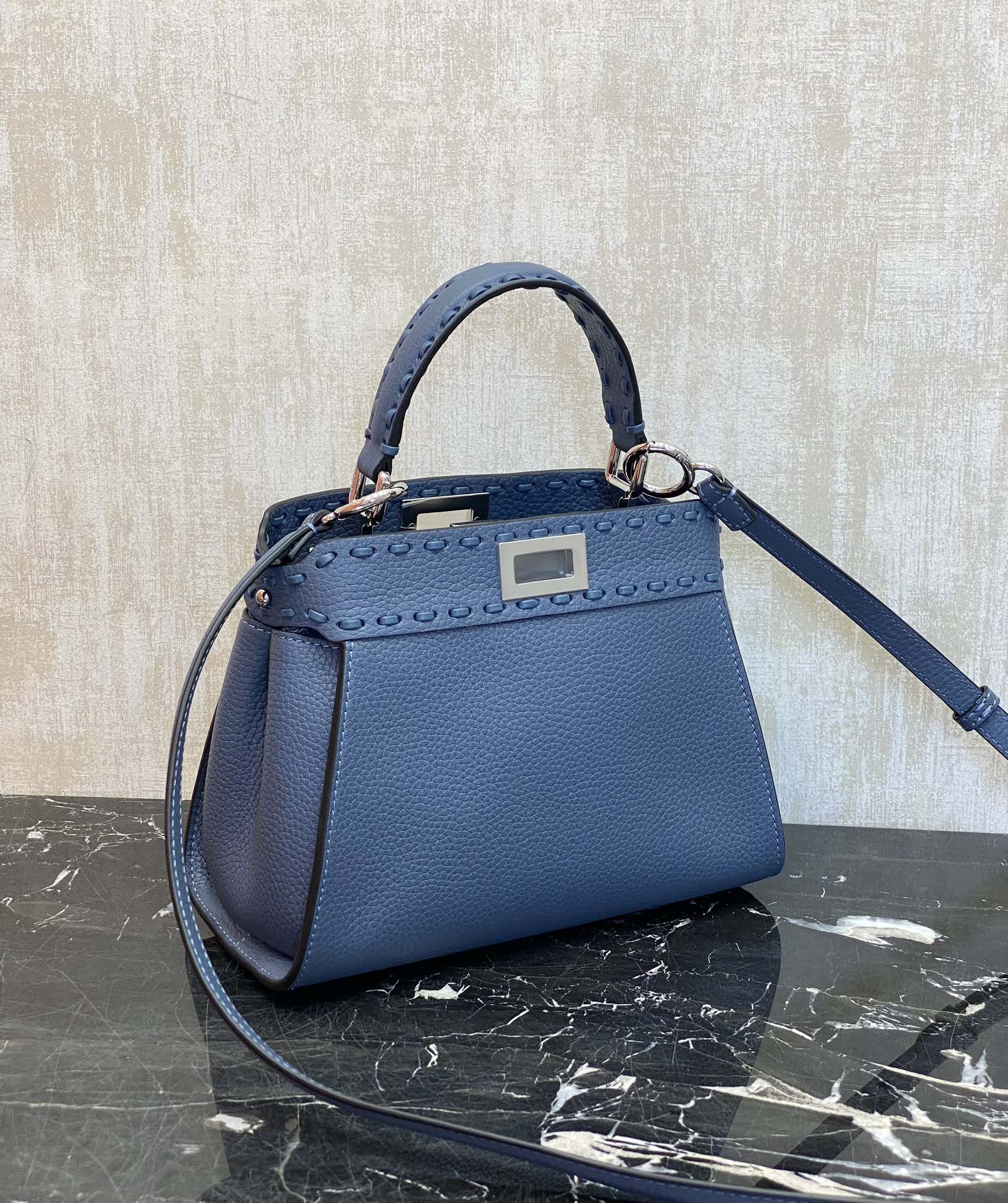 Fendi Details: Peekaboo, it is probably suitable for all seasons, a timeless color, with pebbled Roman calfskin outer stitching. If you want to b