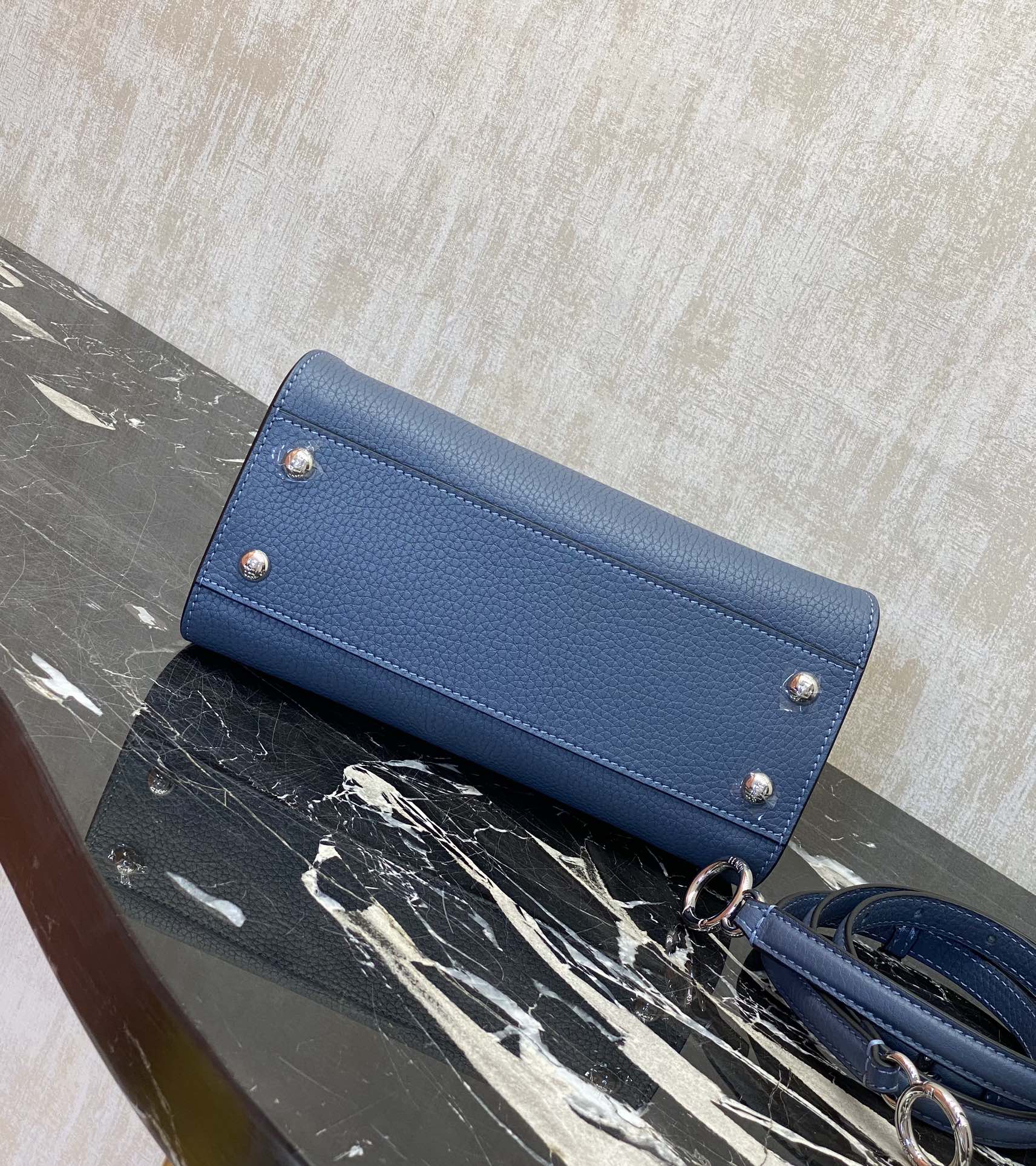 Fendi Details: Peekaboo, it is probably suitable for all seasons, a timeless color, with pebbled Roman calfskin outer stitching. If you want to b