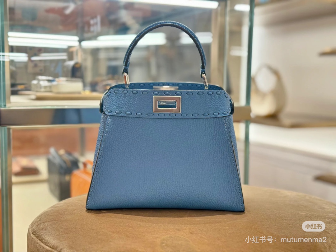 Fendi Single picture: Peekaboo series, probably for all seasons, timeless colors, lychee Roman calfskin outer stitching, if you want low-key luxu