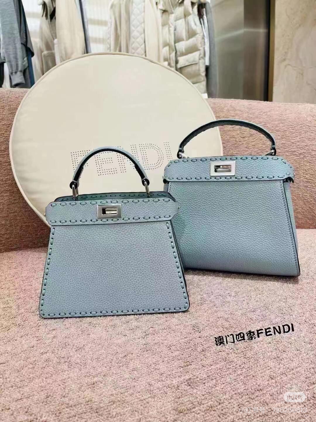 Fendi Single picture: Glacier blue, Peekaboo, a color that is probably suitable for all seasons, and will never go out of style. It has pebbled R