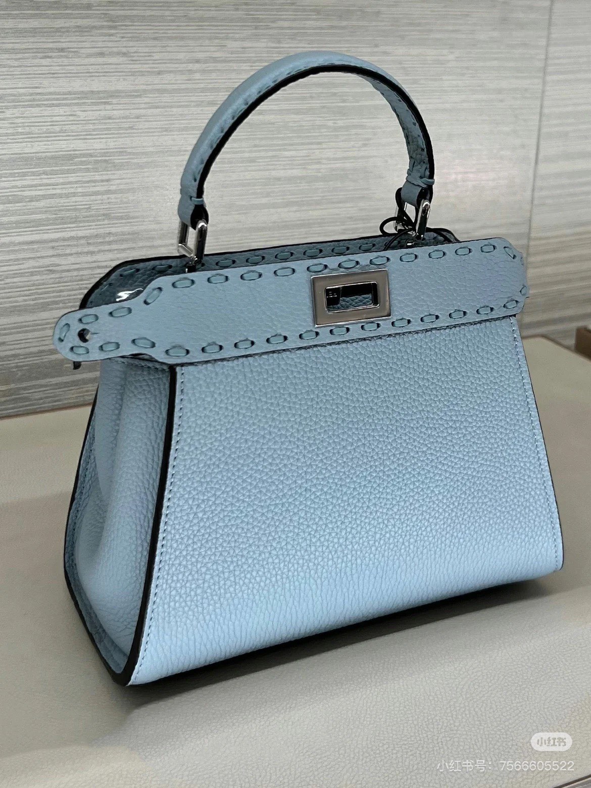 Fendi Single picture: Glacier blue, Peekaboo, a color that is probably suitable for all seasons, and will never go out of style. It has pebbled R