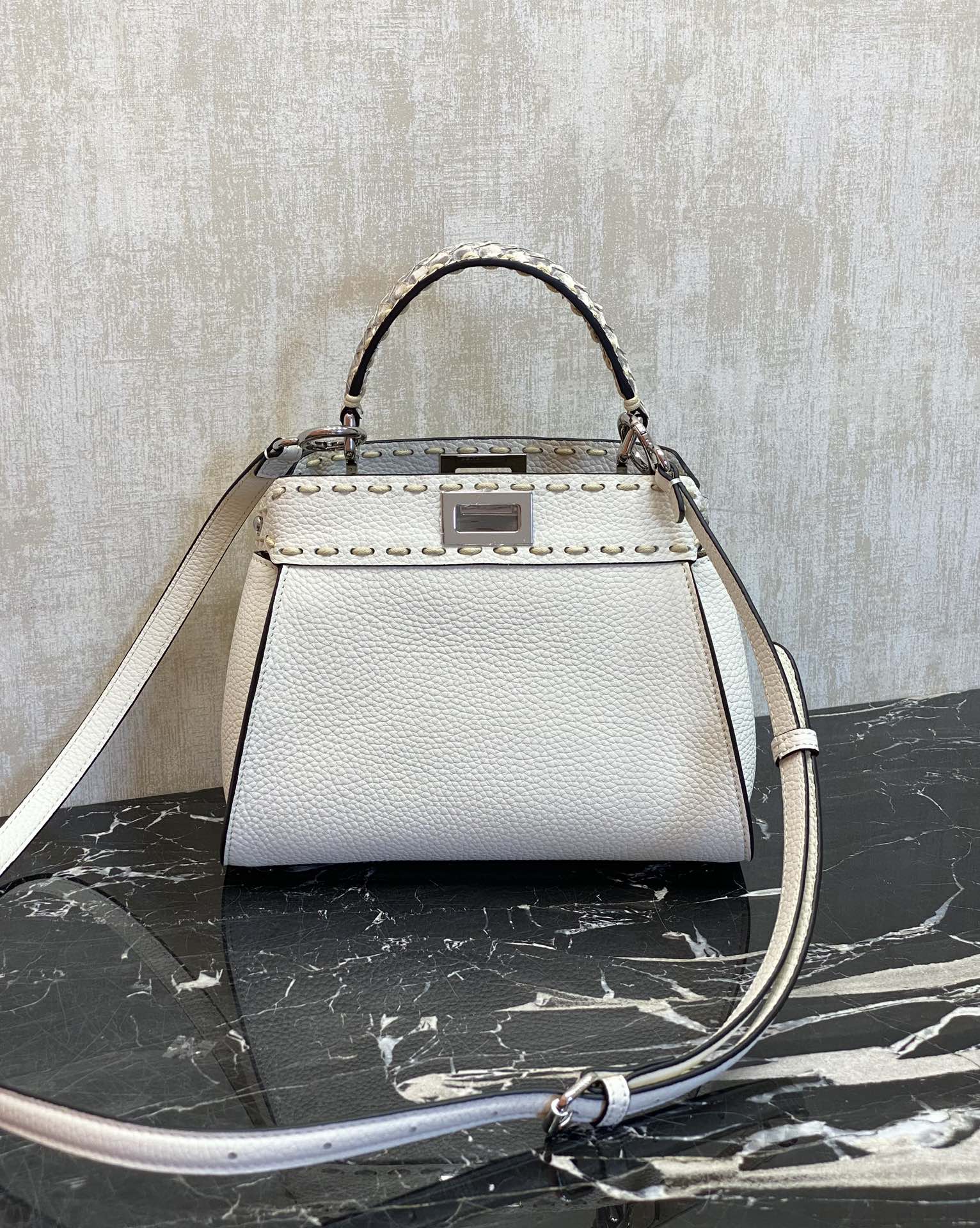 Fendi Details: Off-white with snakeskin, the Peekaboo series is probably a timeless color for all seasons, with pebbled Roman calfskin outer stit