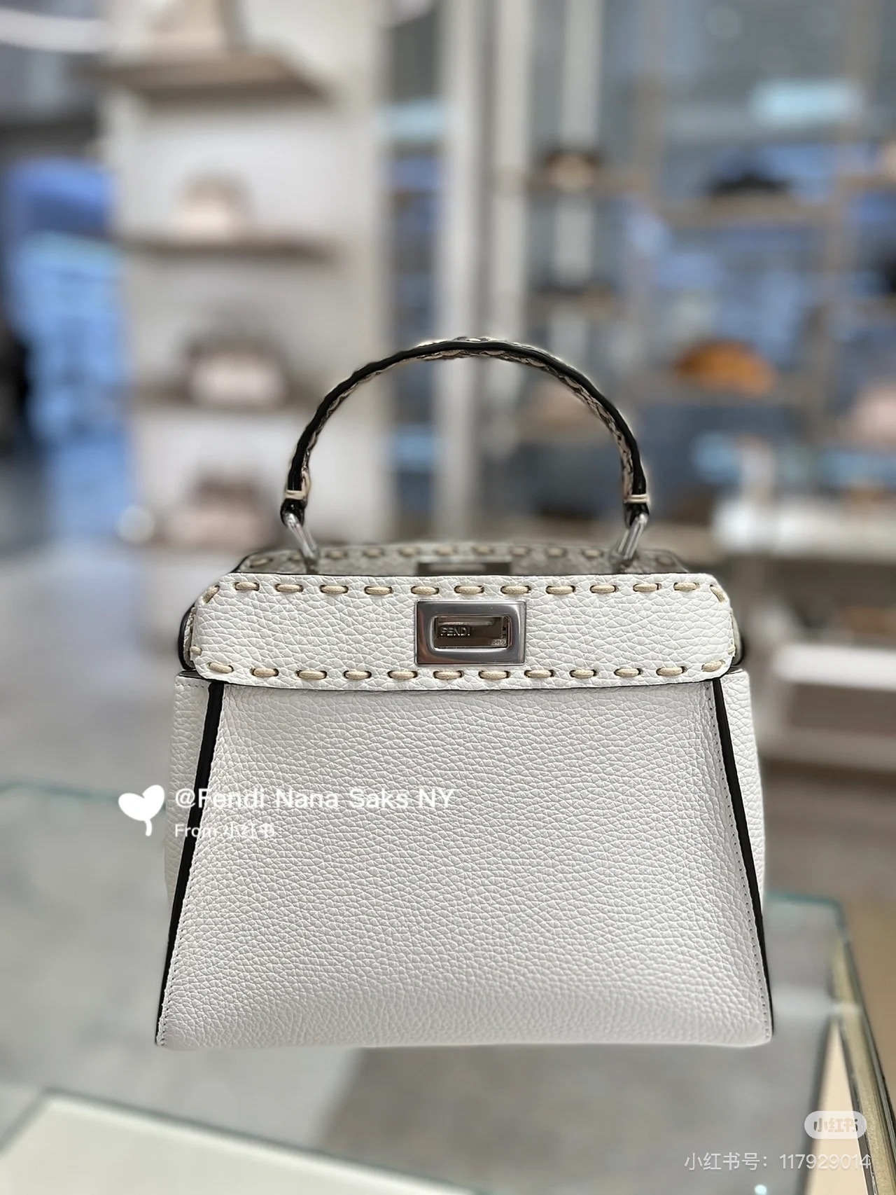 Fendi Single picture: off-white with snakeskin, Peekaboo, a color that is probably suitable for all seasons, and will never go out of style. Lych