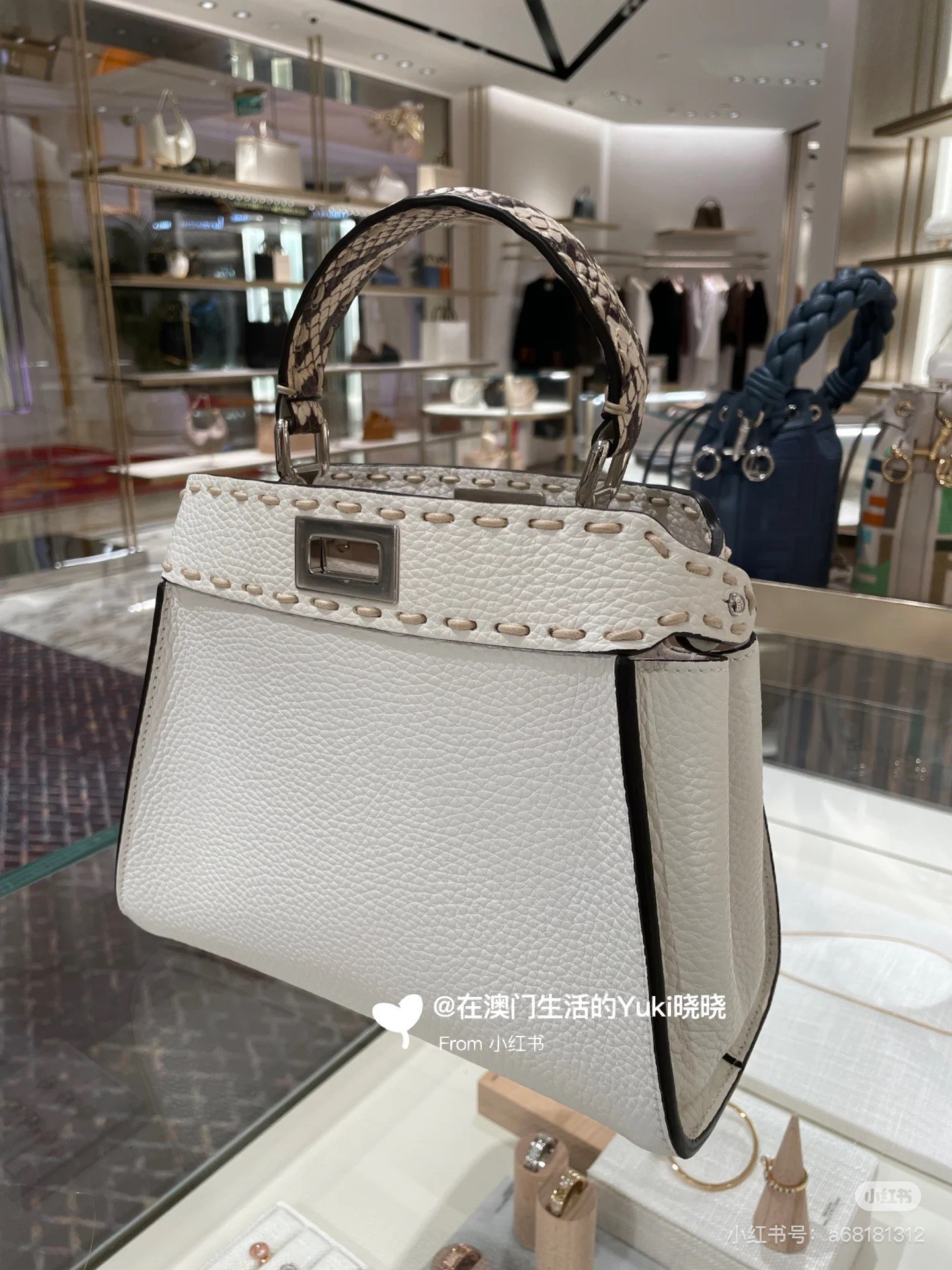 Fendi Single picture: off-white with snakeskin, Peekaboo, a color that is probably suitable for all seasons, and will never go out of style. Lych