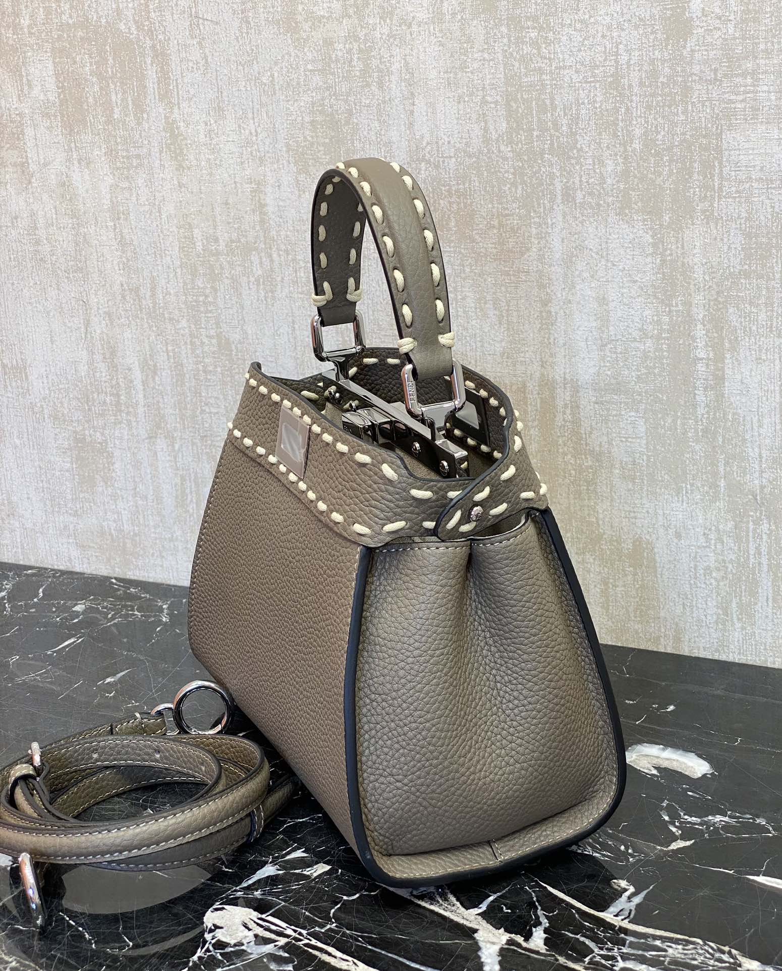 Fendi Details: High-end gray, the Peekaboo series was born, and it naturally became a palace-level gift, with smooth texture and top-stitched tai