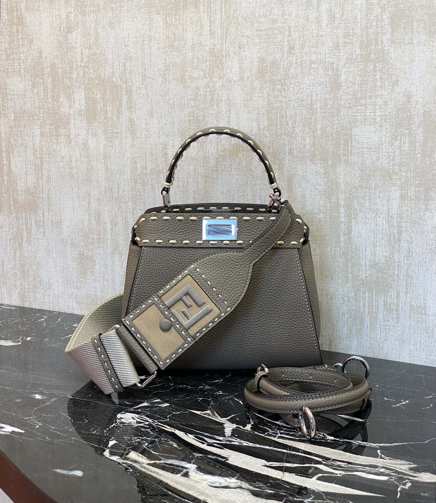 Fendi Details: High-end gray, the Peekaboo series was born, and it naturally became a palace-level gift, with smooth texture and top-stitched tai