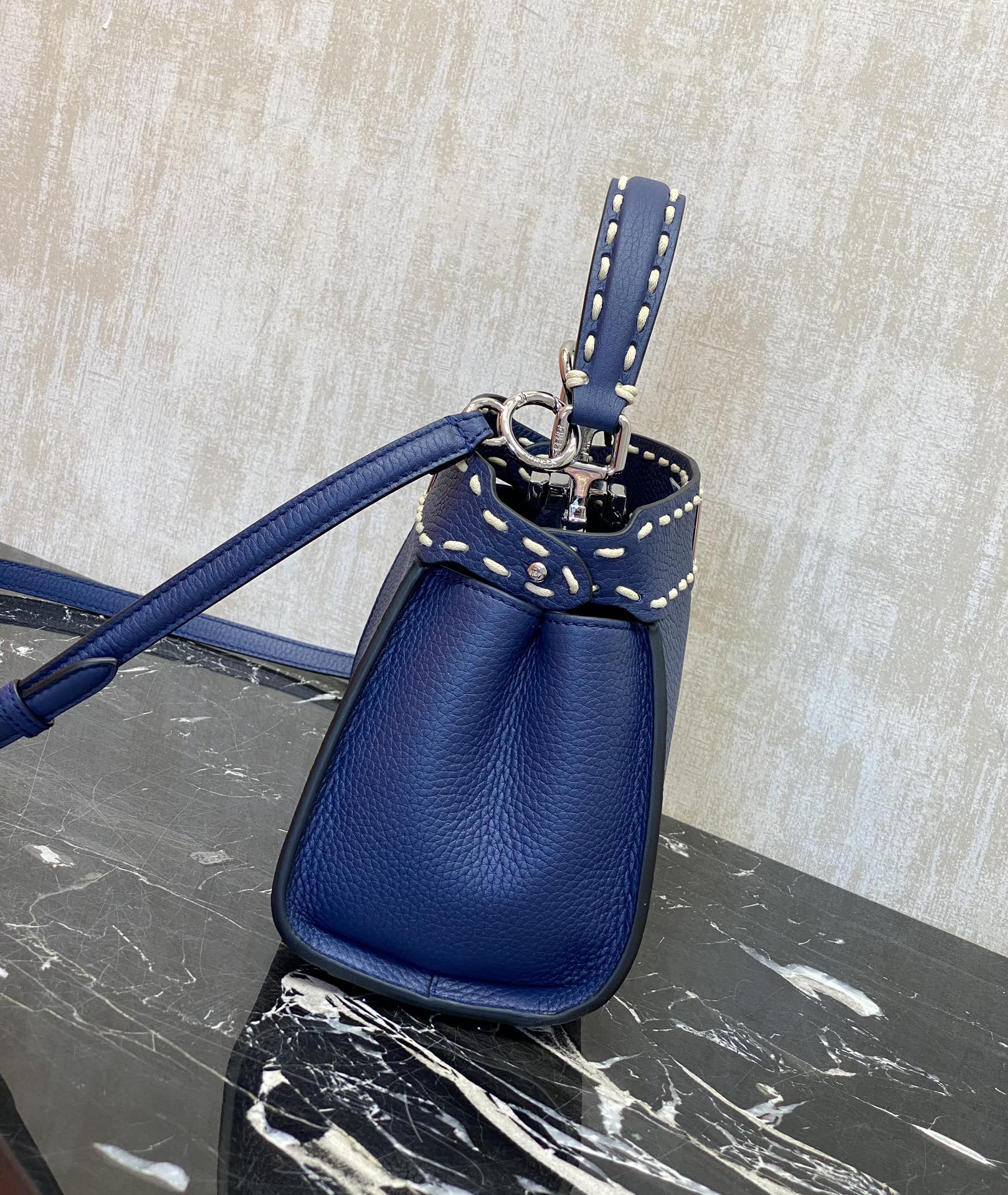 Fendi Details: Blue outer seams, the Peekaboo series was born, and it naturally became a palace-level gift, with smooth texture and topstitching.