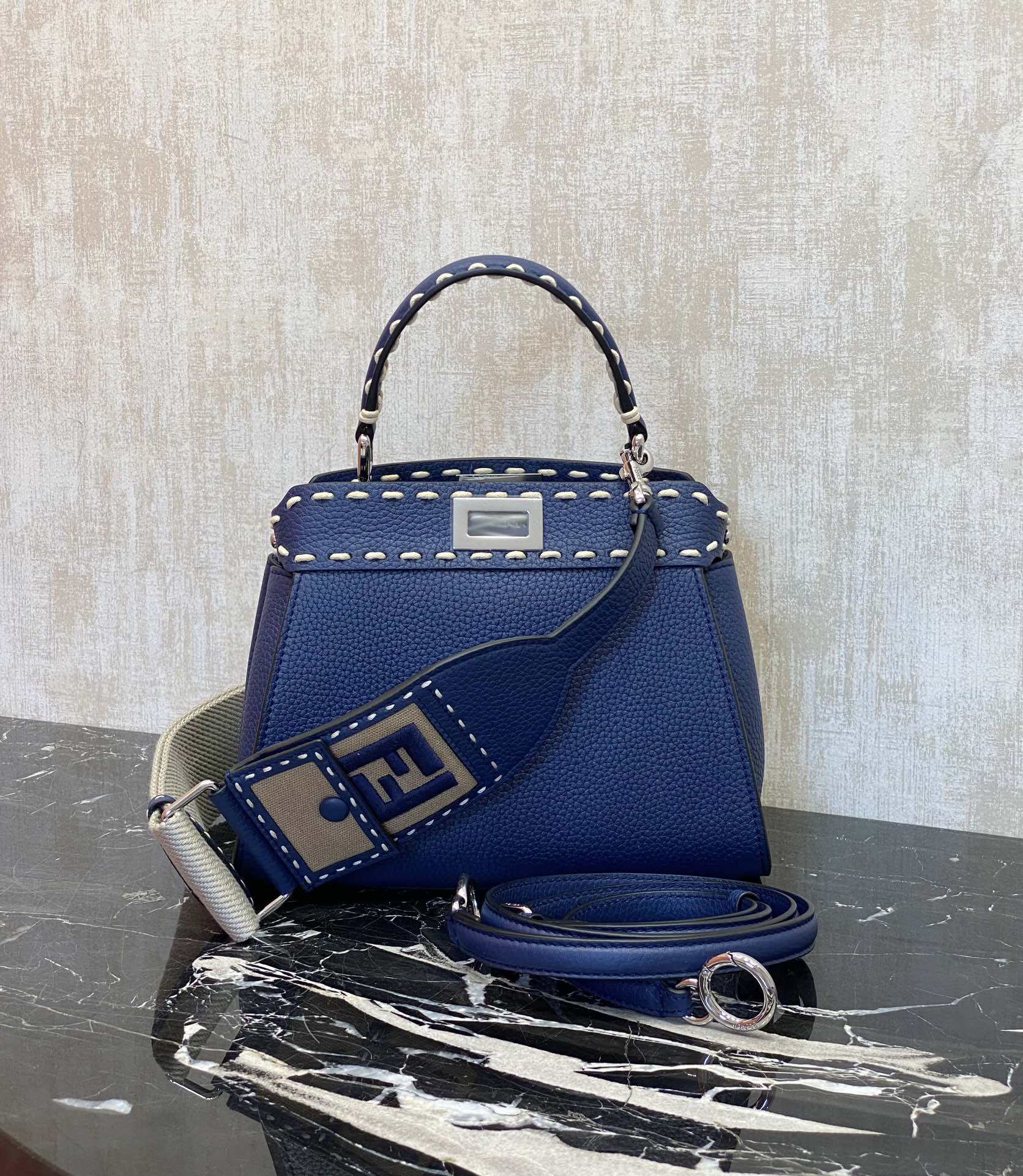 Fendi Details: Blue outer seams, the Peekaboo series was born, and it naturally became a palace-level gift, with smooth texture and topstitching.