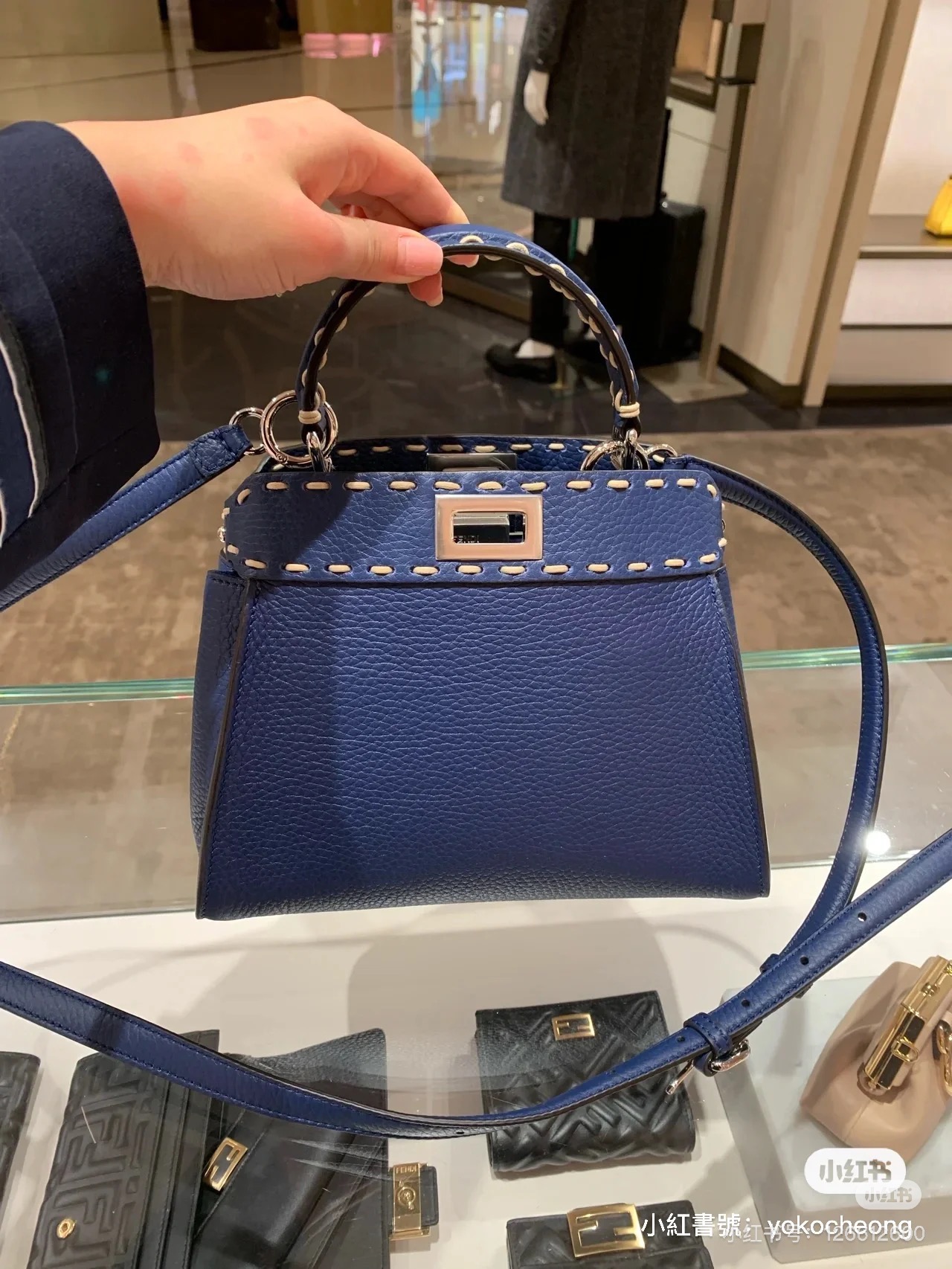 Fendi Single picture: With blue outer seams, the Peekaboo series was born, and it naturally became a palace-level gift, with smooth texture and t