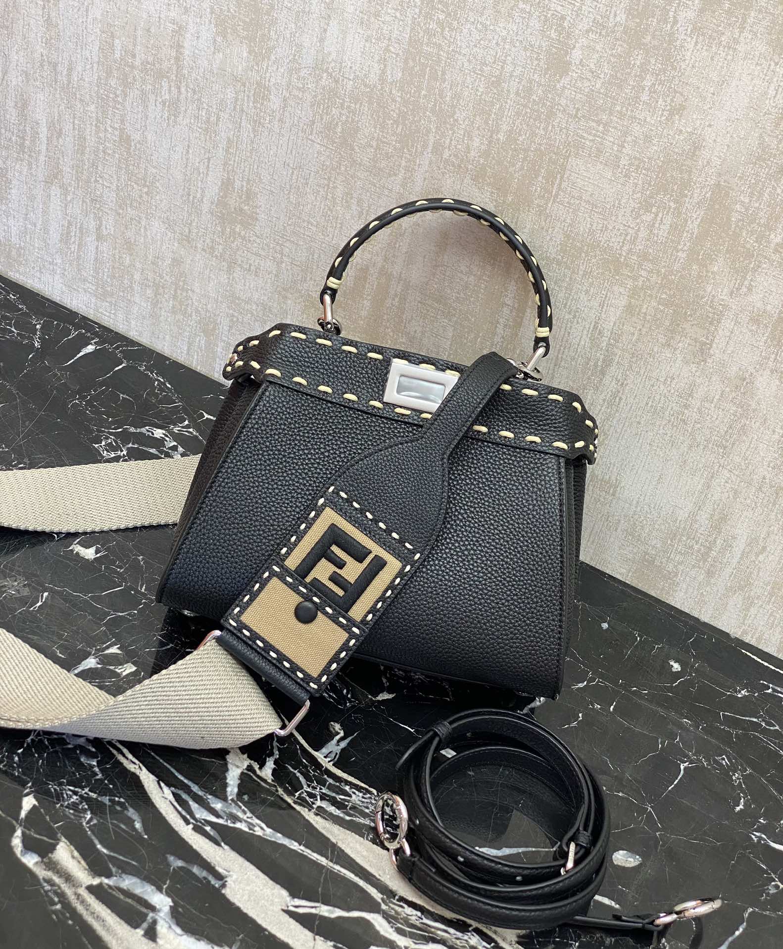 Fendi Details: Black outer seams, the Peekaboo series was born, and it naturally became a palace-level gift, with smooth texture and topstitching
