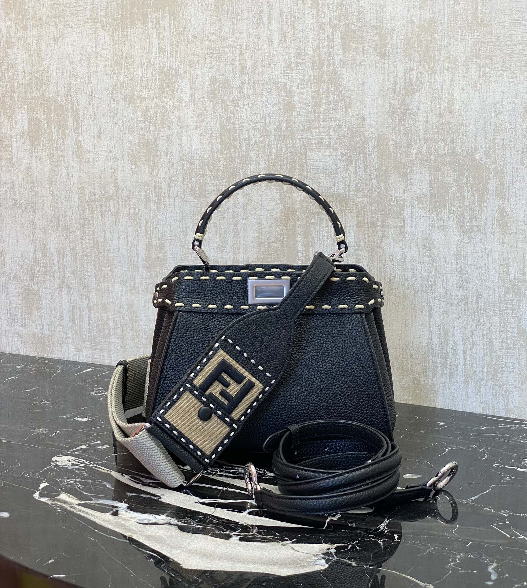 Fendi Single picture: With black outer seams, the Peekaboo series was born, and it naturally became a palace-level gift, with smooth texture and
