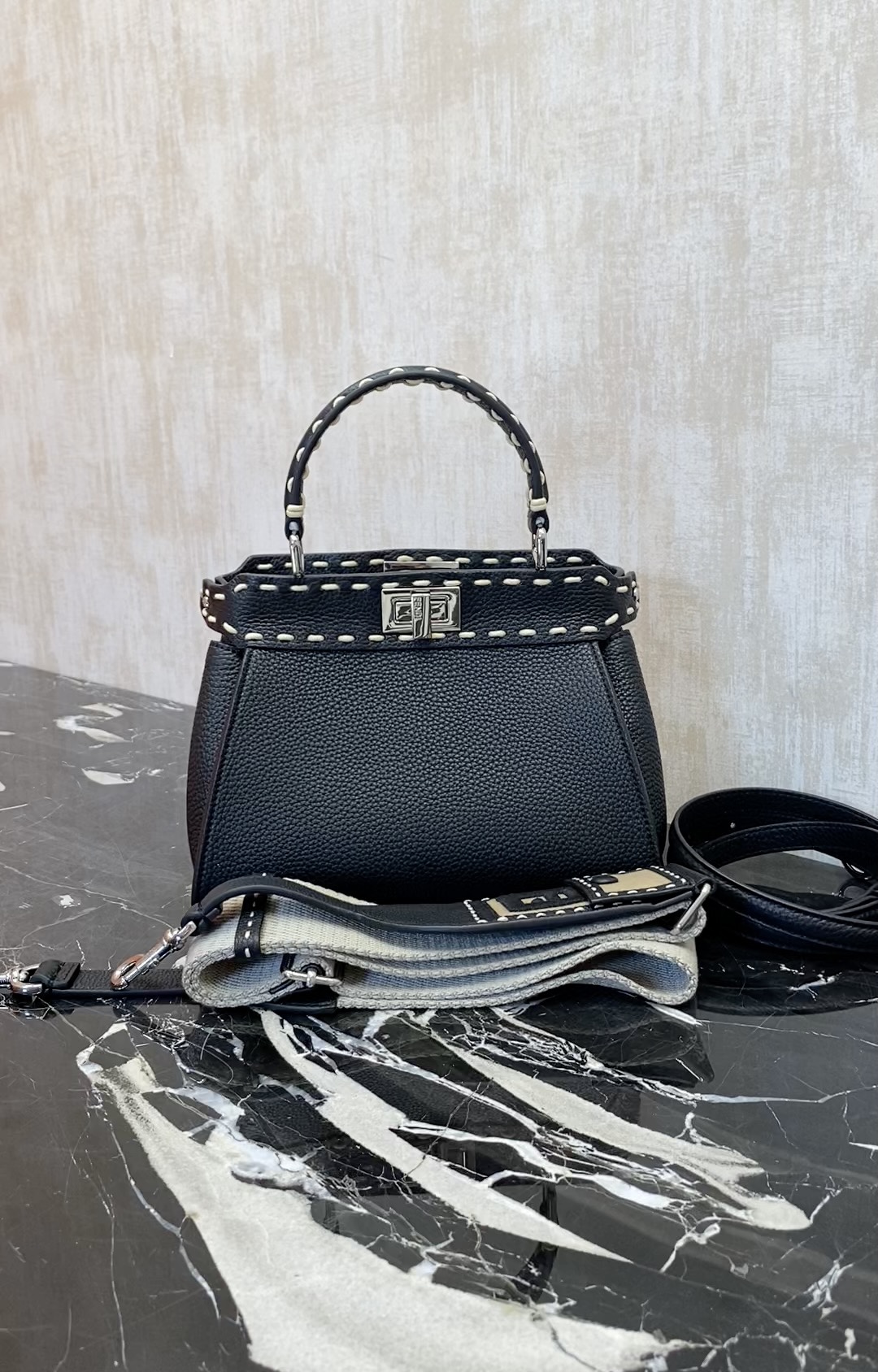 Fendi With black outer seams, the Peekaboo series was born, and it naturally became a palace-level gift, with smooth texture and topstitching. Bo