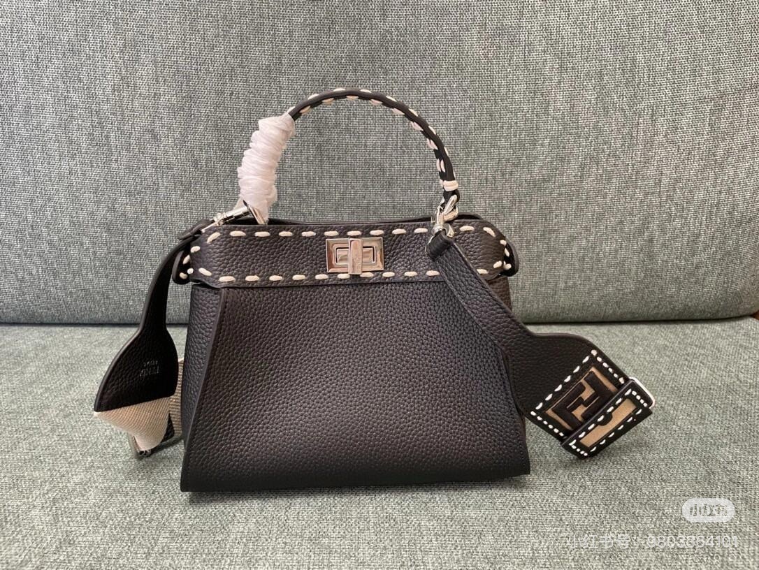 Fendi Single picture: With black outer seams, the Peekaboo series was born, and it naturally became a palace-level gift, with smooth texture and