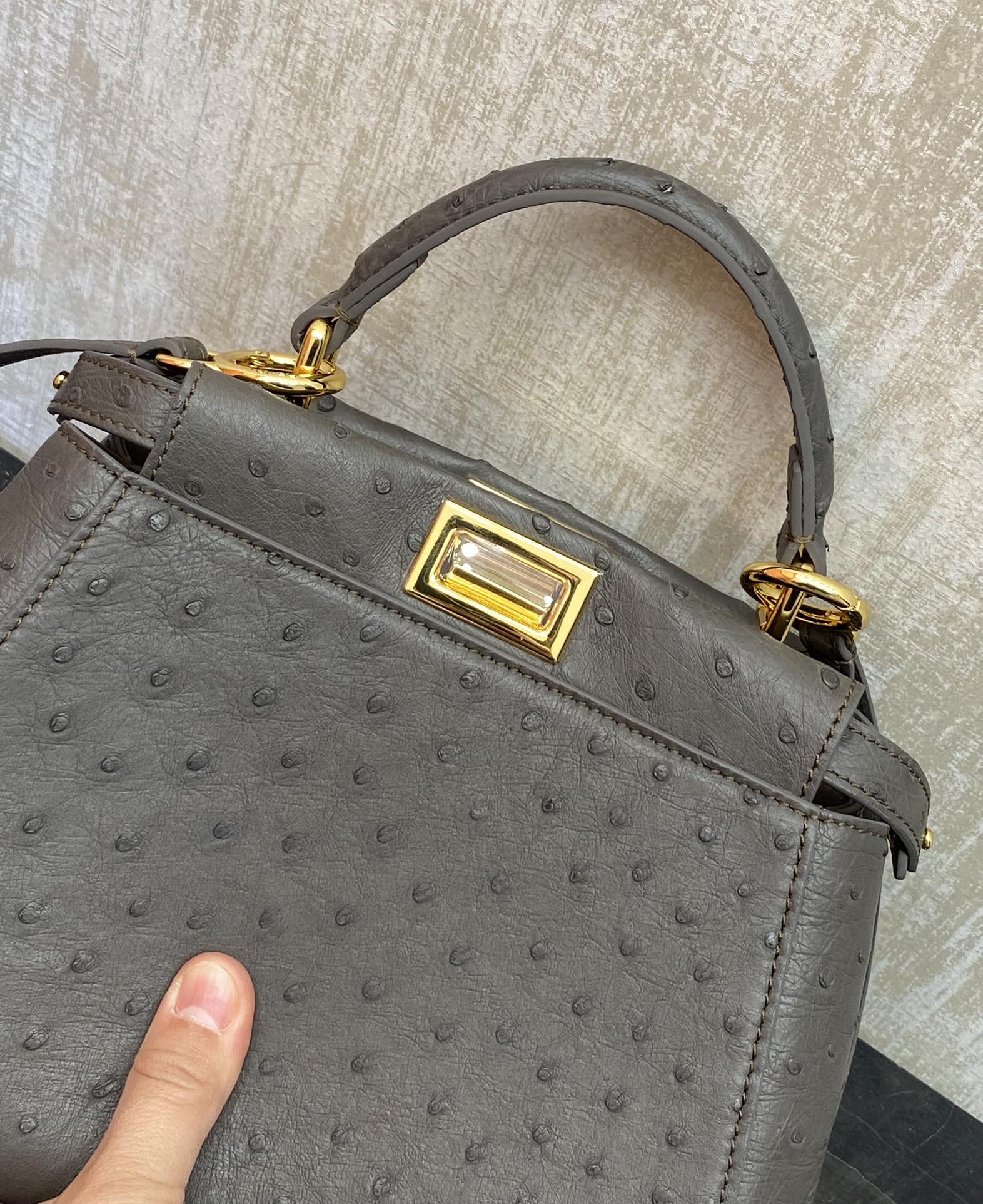 特级原厂 工厂价💰3180
细节：稀有皮，珍贵鸵鸟皮
新色上市，Peekaboo系列,23cm容量大,超实用，内里水洗小羊皮，内外形成强烈封比，进口鸵鸟皮皮,皮质柔软轻盈。
编号244鸵鸟皮
尺寸：23✖️18✖️11cm